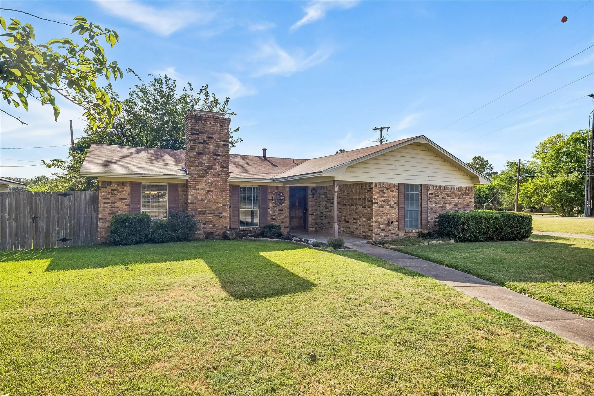 Single Family Residence For Sale in Hunt County , 2925 Melmar Park Street, Commerce, Texas 75428, 3 Bedroom, 2 Bathroom, 2 Garage spaces, 1,725 Sqft, built in 1970, mls#21363421, Real Estate Agent in Commerce, Homes For Sale in Hunt county, Homes For Sale in Commerce, Realtor in Commerce Texas, Real Estate Brokerage Independent Realty Texas, Luminita Cordes Realtor