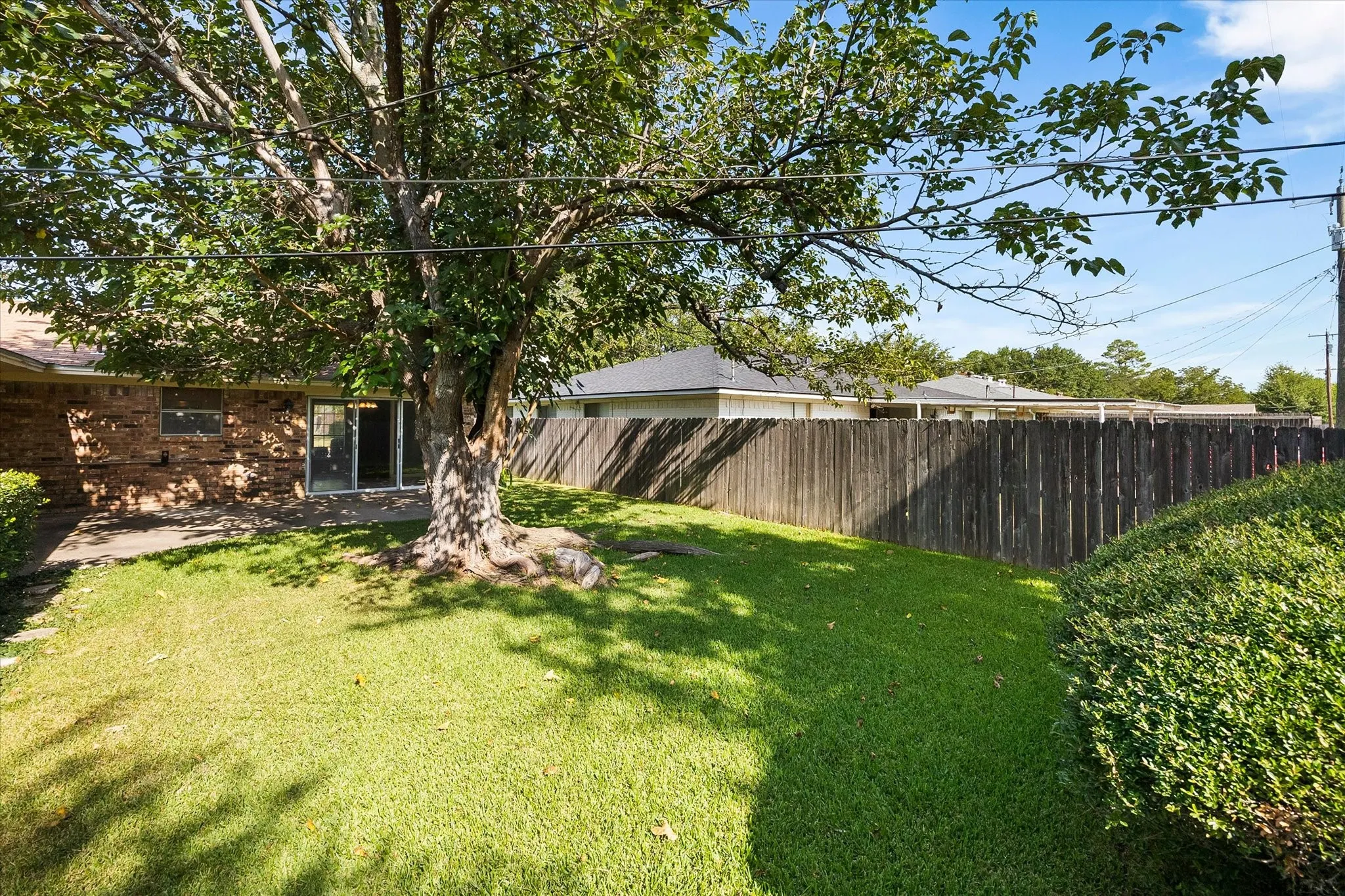 Single Family Residence For Sale in Hunt County , 2925 Melmar Park Street, Commerce, Texas 75428, 3 Bedroom, 2 Bathroom, 2 Garage spaces, 1,725 Sqft, built in 1970, mls#21363421, Real Estate Agent in Commerce, Homes For Sale in Hunt county, Homes For Sale in Commerce, Realtor in Commerce Texas, Real Estate Brokerage Independent Realty Texas, Luminita Cordes Realtor