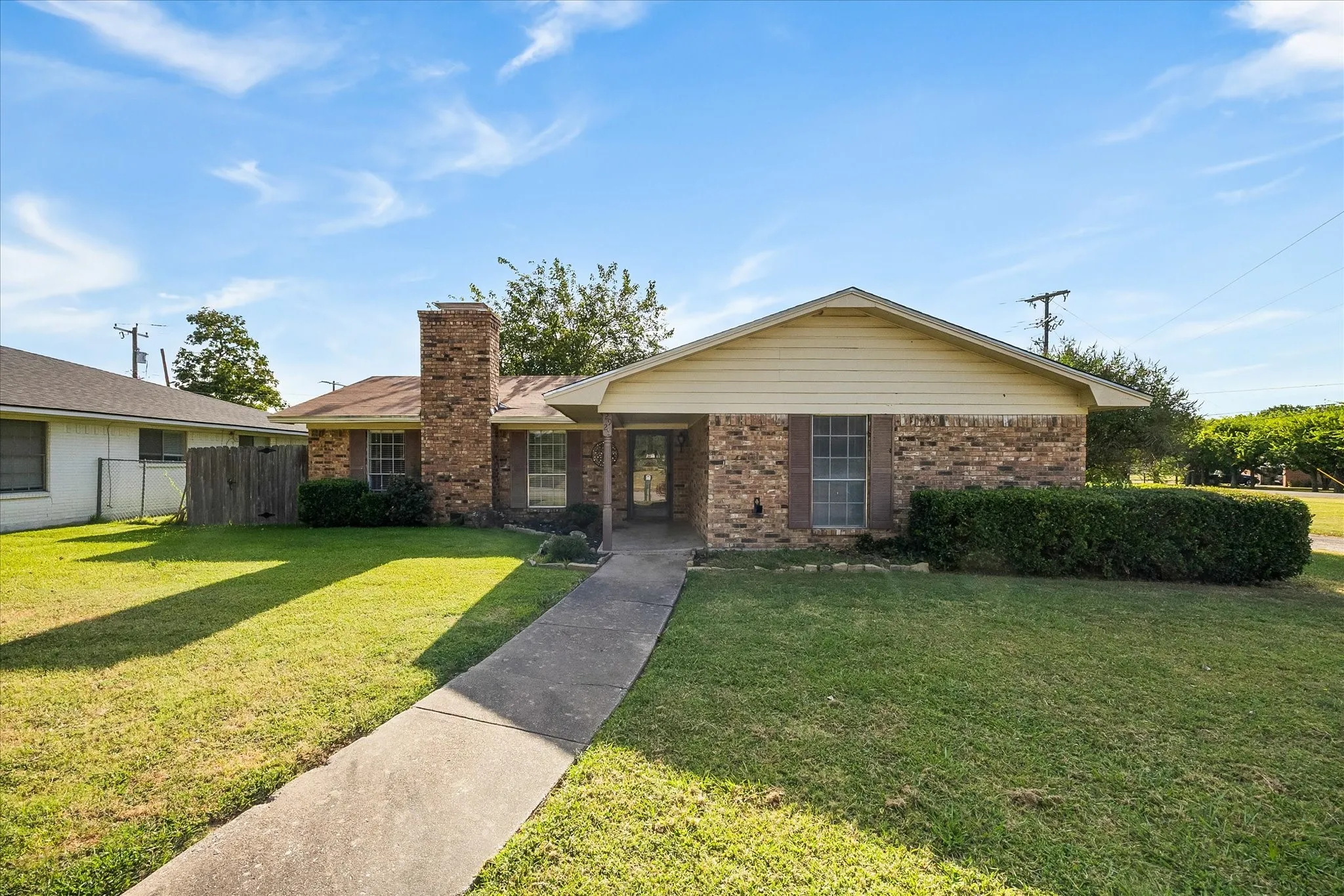 Single Family Residence For Sale in Hunt County , 2925 Melmar Park Street, Commerce, Texas 75428, 3 Bedroom, 2 Bathroom, 2 Garage spaces, 1,725 Sqft, built in 1970, mls#21363421, Real Estate Agent in Commerce, Homes For Sale in Hunt county, Homes For Sale in Commerce, Realtor in Commerce Texas, Real Estate Brokerage Independent Realty Texas, Luminita Cordes Realtor