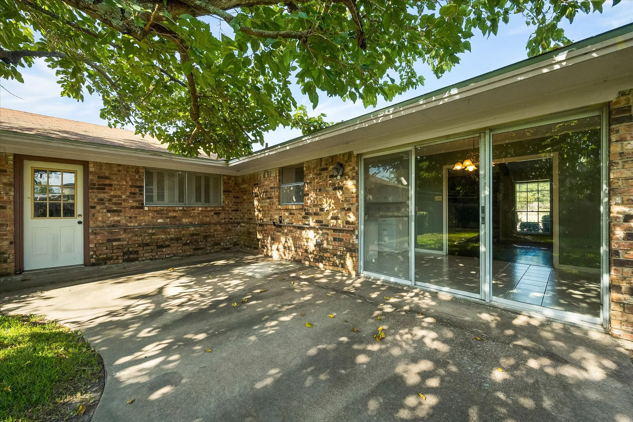 Single Family Residence For Sale in Hunt County , 2925 Melmar Park Street, Commerce, Texas 75428, 3 Bedroom, 2 Bathroom, 2 Garage spaces, 1,725 Sqft, built in 1970, mls#21363421, Real Estate Agent in Commerce, Homes For Sale in Hunt county, Homes For Sale in Commerce, Realtor in Commerce Texas, Real Estate Brokerage Independent Realty Texas, Luminita Cordes Realtor