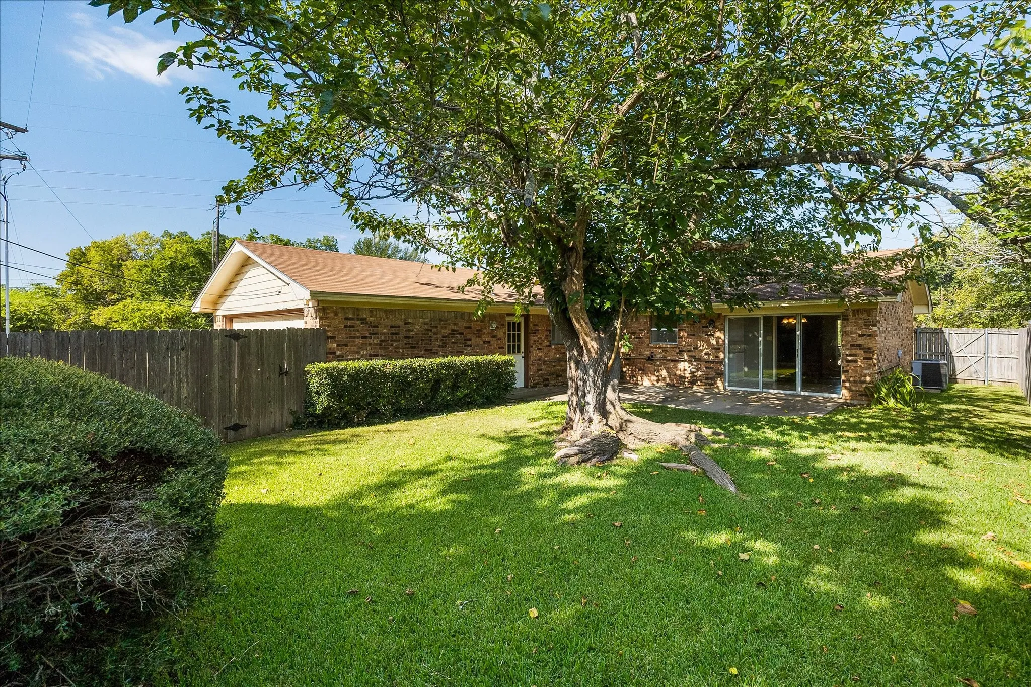 Single Family Residence For Sale in Hunt County , 2925 Melmar Park Street, Commerce, Texas 75428, 3 Bedroom, 2 Bathroom, 2 Garage spaces, 1,725 Sqft, built in 1970, mls#21363421, Real Estate Agent in Commerce, Homes For Sale in Hunt county, Homes For Sale in Commerce, Realtor in Commerce Texas, Real Estate Brokerage Independent Realty Texas, Luminita Cordes Realtor