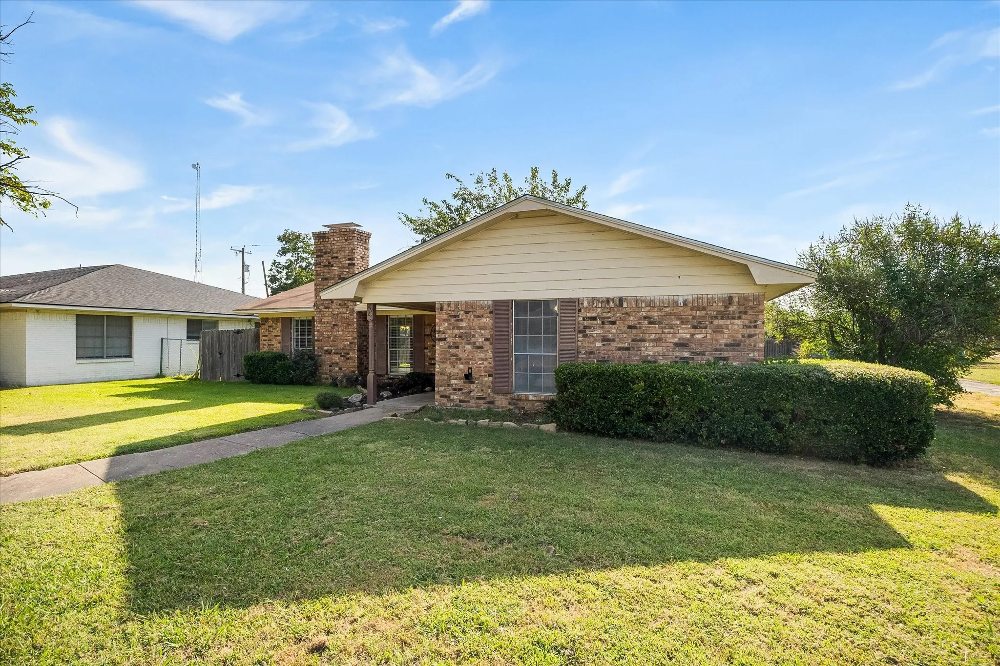 Single Family Residence For Sale in Hunt County , 2925 Melmar Park Street, Commerce, Texas 75428, 3 Bedroom, 2 Bathroom, 2 Garage spaces, 1,725 Sqft, built in 1970, mls#21363421, Real Estate Agent in Commerce, Homes For Sale in Hunt county, Homes For Sale in Commerce, Realtor in Commerce Texas, Real Estate Brokerage Independent Realty Texas, Luminita Cordes Realtor