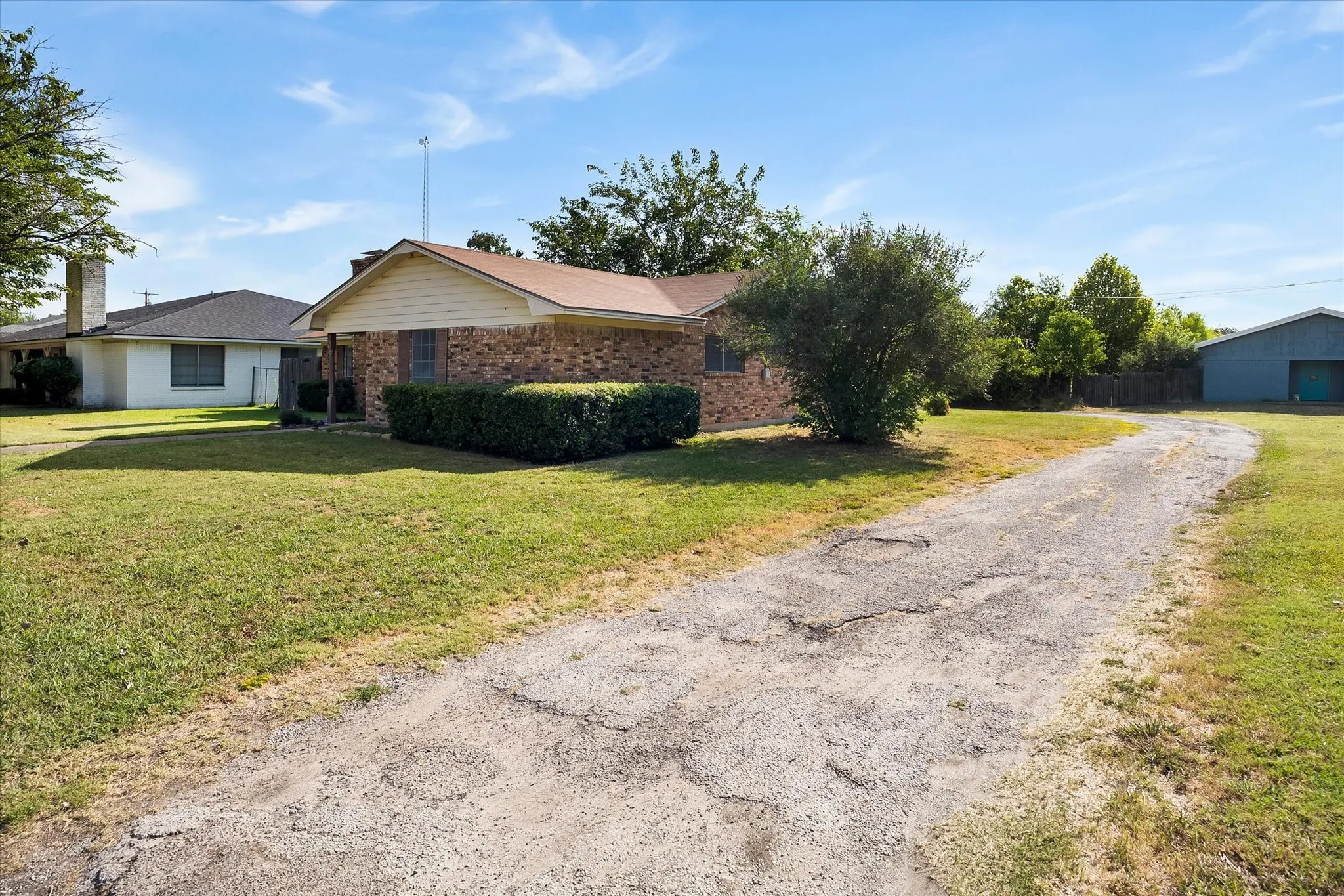 Single Family Residence For Sale in Hunt County , 2925 Melmar Park Street, Commerce, Texas 75428, 3 Bedroom, 2 Bathroom, 2 Garage spaces, 1,725 Sqft, built in 1970, mls#21363421, Real Estate Agent in Commerce, Homes For Sale in Hunt county, Homes For Sale in Commerce, Realtor in Commerce Texas, Real Estate Brokerage Independent Realty Texas, Luminita Cordes Realtor