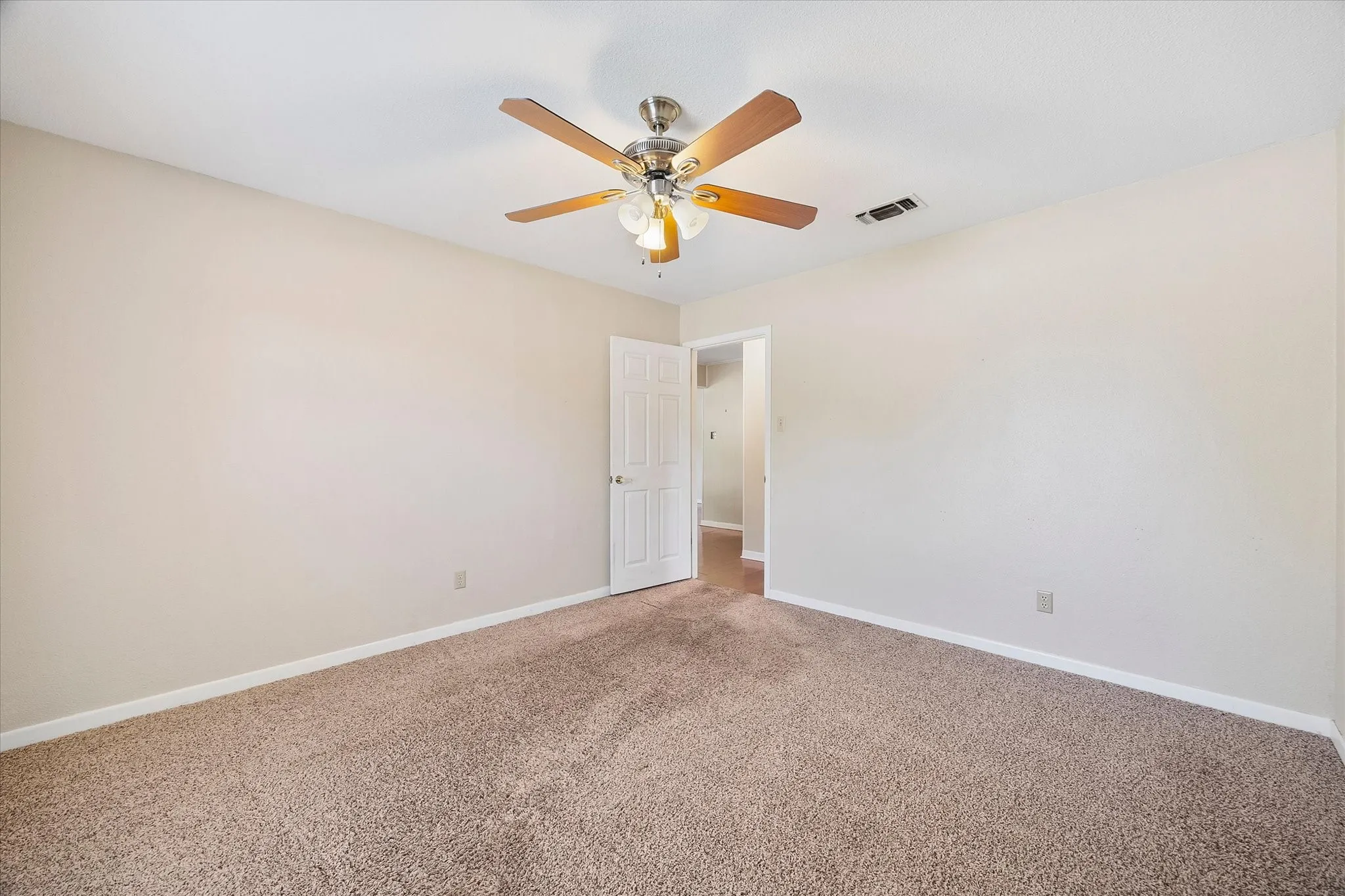 Single Family Residence For Sale in Hunt County , 2925 Melmar Park Street, Commerce, Texas 75428, 3 Bedroom, 2 Bathroom, 2 Garage spaces, 1,725 Sqft, built in 1970, mls#21363421, Real Estate Agent in Commerce, Homes For Sale in Hunt county, Homes For Sale in Commerce, Realtor in Commerce Texas, Real Estate Brokerage Independent Realty Texas, Luminita Cordes Realtor