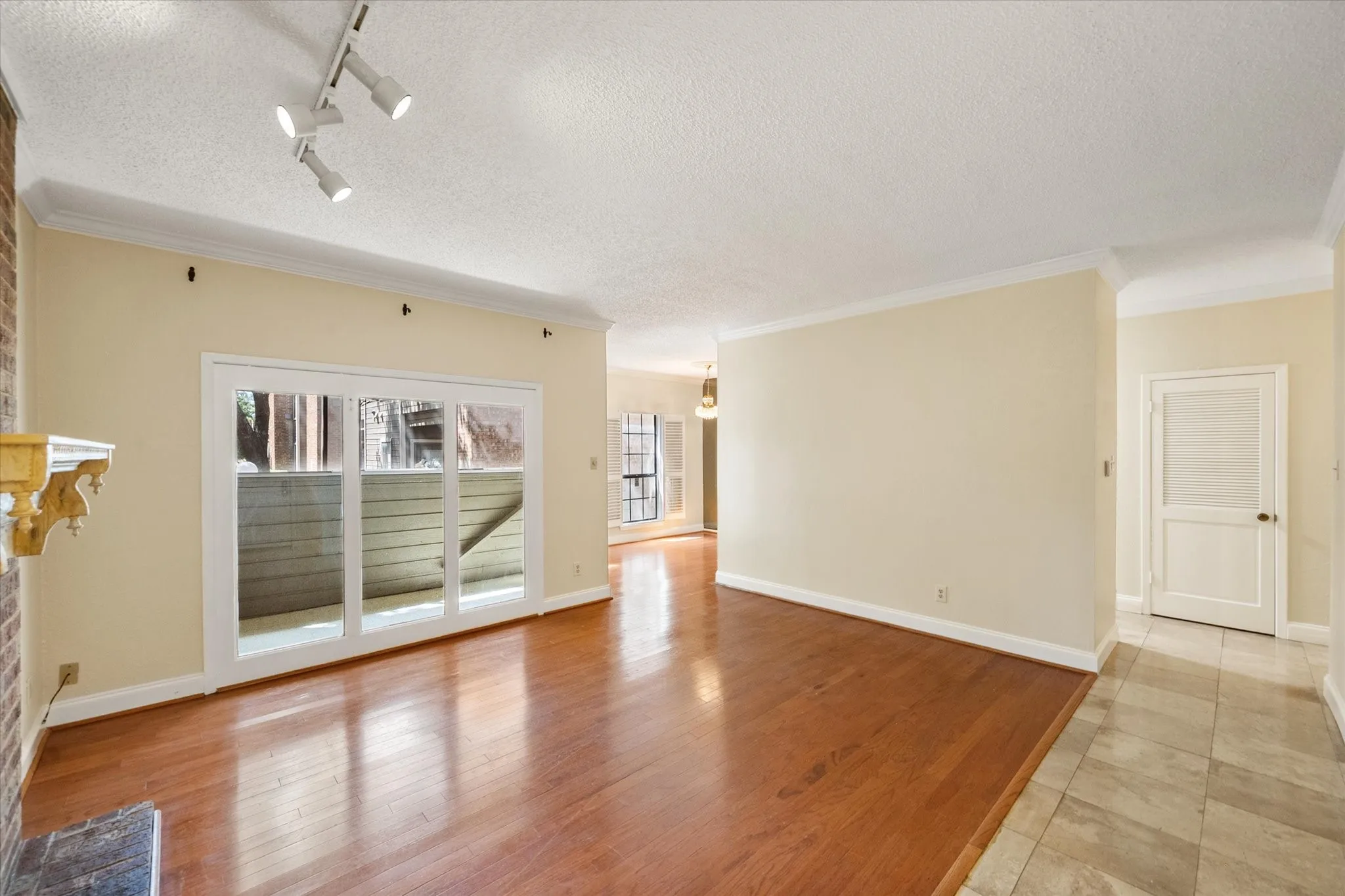 Condominium For Sale in Tarrant County , 1206 Riverchase Lane 149, Arlington, Texas 76011, 2 Bedroom, 2 Bathroom, Garage spaces, 1,085 Sqft, built in 1983, mls#21363385, Real Estate Agent in Arlington, Homes For Sale in Tarrant county, Homes For Sale in Arlington, Realtor in Arlington Texas, Real Estate Brokerage Independent Realty Texas, Luminita Cordes Realtor