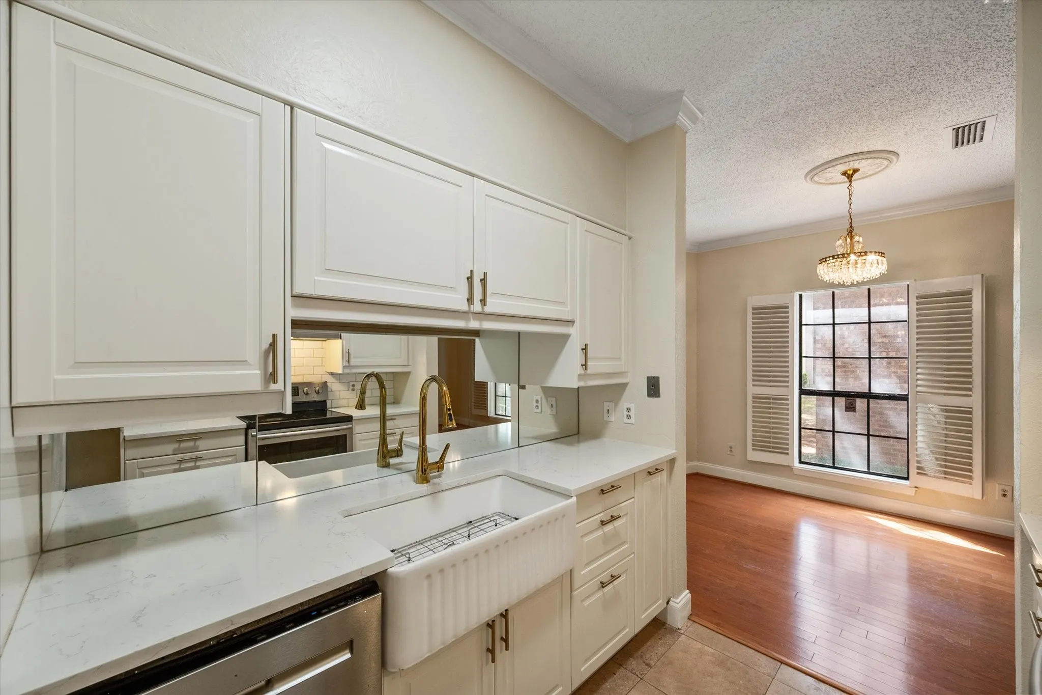 Condominium For Sale in Tarrant County , 1206 Riverchase Lane 149, Arlington, Texas 76011, 2 Bedroom, 2 Bathroom, Garage spaces, 1,085 Sqft, built in 1983, mls#21363385, Real Estate Agent in Arlington, Homes For Sale in Tarrant county, Homes For Sale in Arlington, Realtor in Arlington Texas, Real Estate Brokerage Independent Realty Texas, Luminita Cordes Realtor