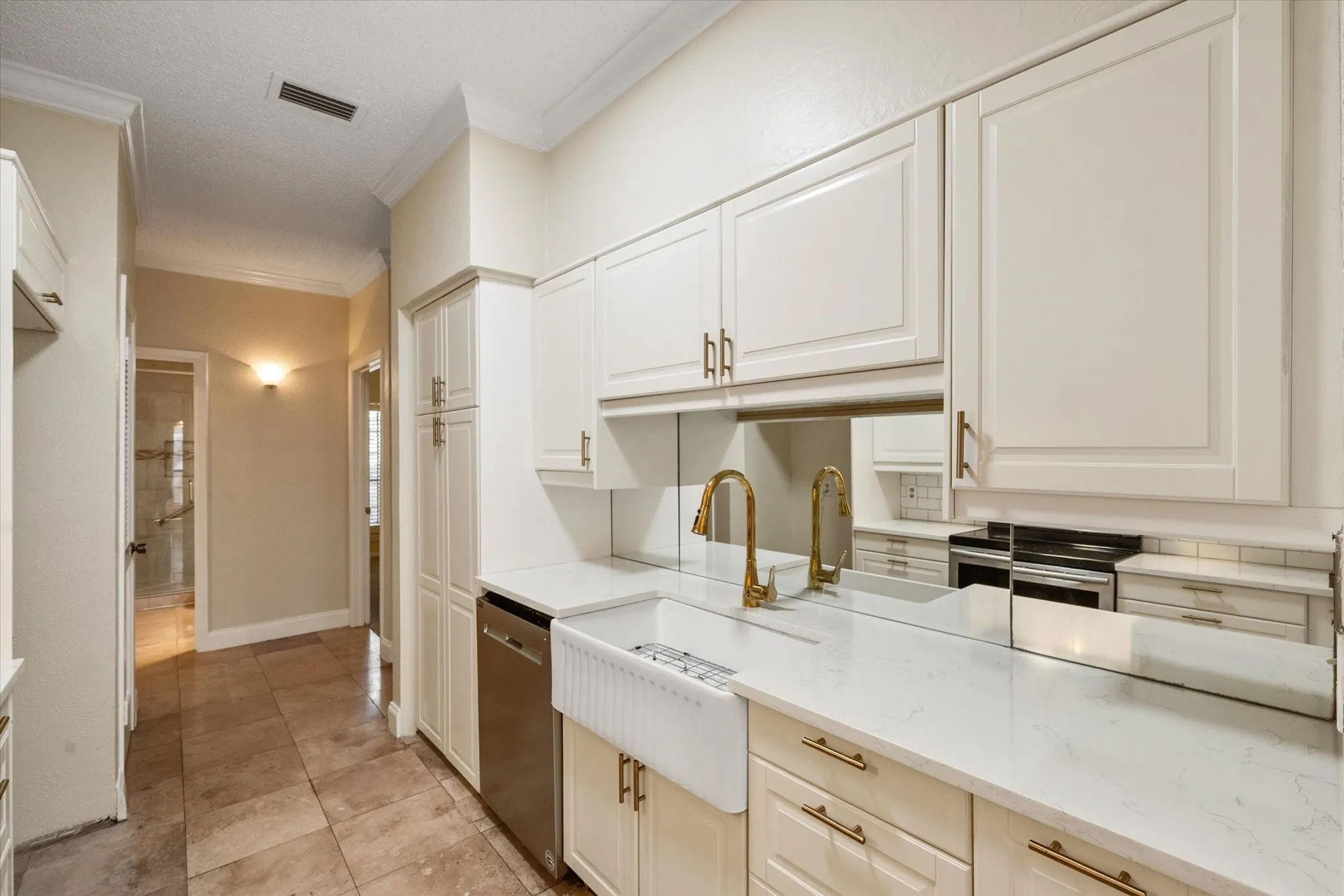 Condominium For Sale in Tarrant County , 1206 Riverchase Lane 149, Arlington, Texas 76011, 2 Bedroom, 2 Bathroom, Garage spaces, 1,085 Sqft, built in 1983, mls#21363385, Real Estate Agent in Arlington, Homes For Sale in Tarrant county, Homes For Sale in Arlington, Realtor in Arlington Texas, Real Estate Brokerage Independent Realty Texas, Luminita Cordes Realtor