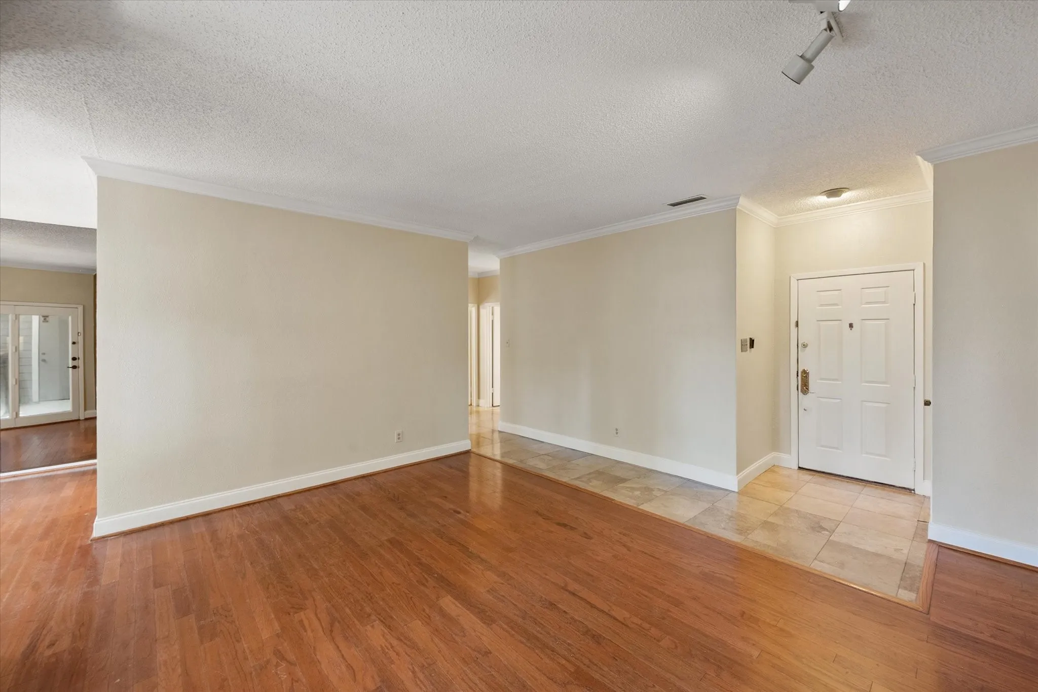 Condominium For Sale in Tarrant County , 1206 Riverchase Lane 149, Arlington, Texas 76011, 2 Bedroom, 2 Bathroom, Garage spaces, 1,085 Sqft, built in 1983, mls#21363385, Real Estate Agent in Arlington, Homes For Sale in Tarrant county, Homes For Sale in Arlington, Realtor in Arlington Texas, Real Estate Brokerage Independent Realty Texas, Luminita Cordes Realtor