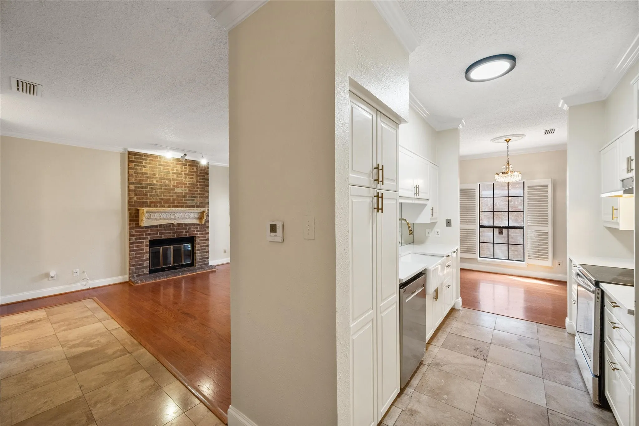 Condominium For Sale in Tarrant County , 1206 Riverchase Lane 149, Arlington, Texas 76011, 2 Bedroom, 2 Bathroom, Garage spaces, 1,085 Sqft, built in 1983, mls#21363385, Real Estate Agent in Arlington, Homes For Sale in Tarrant county, Homes For Sale in Arlington, Realtor in Arlington Texas, Real Estate Brokerage Independent Realty Texas, Luminita Cordes Realtor