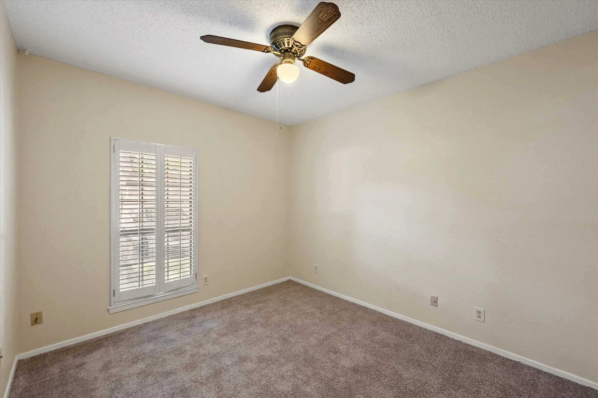 Condominium For Sale in Tarrant County , 1206 Riverchase Lane 149, Arlington, Texas 76011, 2 Bedroom, 2 Bathroom, Garage spaces, 1,085 Sqft, built in 1983, mls#21363385, Real Estate Agent in Arlington, Homes For Sale in Tarrant county, Homes For Sale in Arlington, Realtor in Arlington Texas, Real Estate Brokerage Independent Realty Texas, Luminita Cordes Realtor
