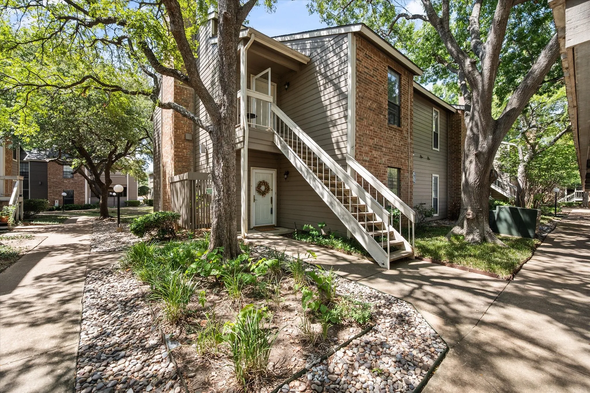Condominium For Sale in Tarrant County , 1206 Riverchase Lane 149, Arlington, Texas 76011, 2 Bedroom, 2 Bathroom, Garage spaces, 1,085 Sqft, built in 1983, mls#21363385, Real Estate Agent in Arlington, Homes For Sale in Tarrant county, Homes For Sale in Arlington, Realtor in Arlington Texas, Real Estate Brokerage Independent Realty Texas, Luminita Cordes Realtor