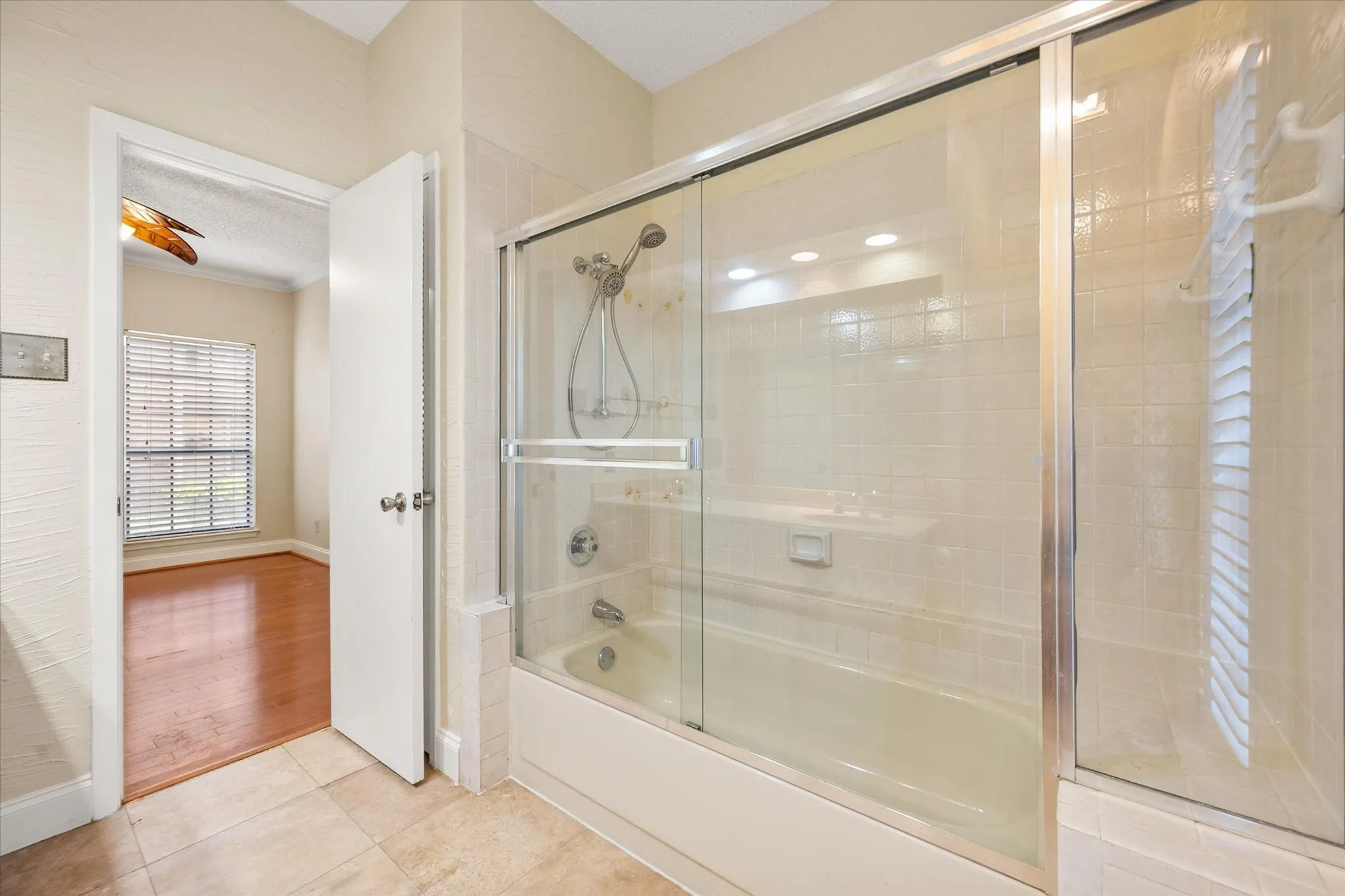 Condominium For Sale in Tarrant County , 1206 Riverchase Lane 149, Arlington, Texas 76011, 2 Bedroom, 2 Bathroom, Garage spaces, 1,085 Sqft, built in 1983, mls#21363385, Real Estate Agent in Arlington, Homes For Sale in Tarrant county, Homes For Sale in Arlington, Realtor in Arlington Texas, Real Estate Brokerage Independent Realty Texas, Luminita Cordes Realtor