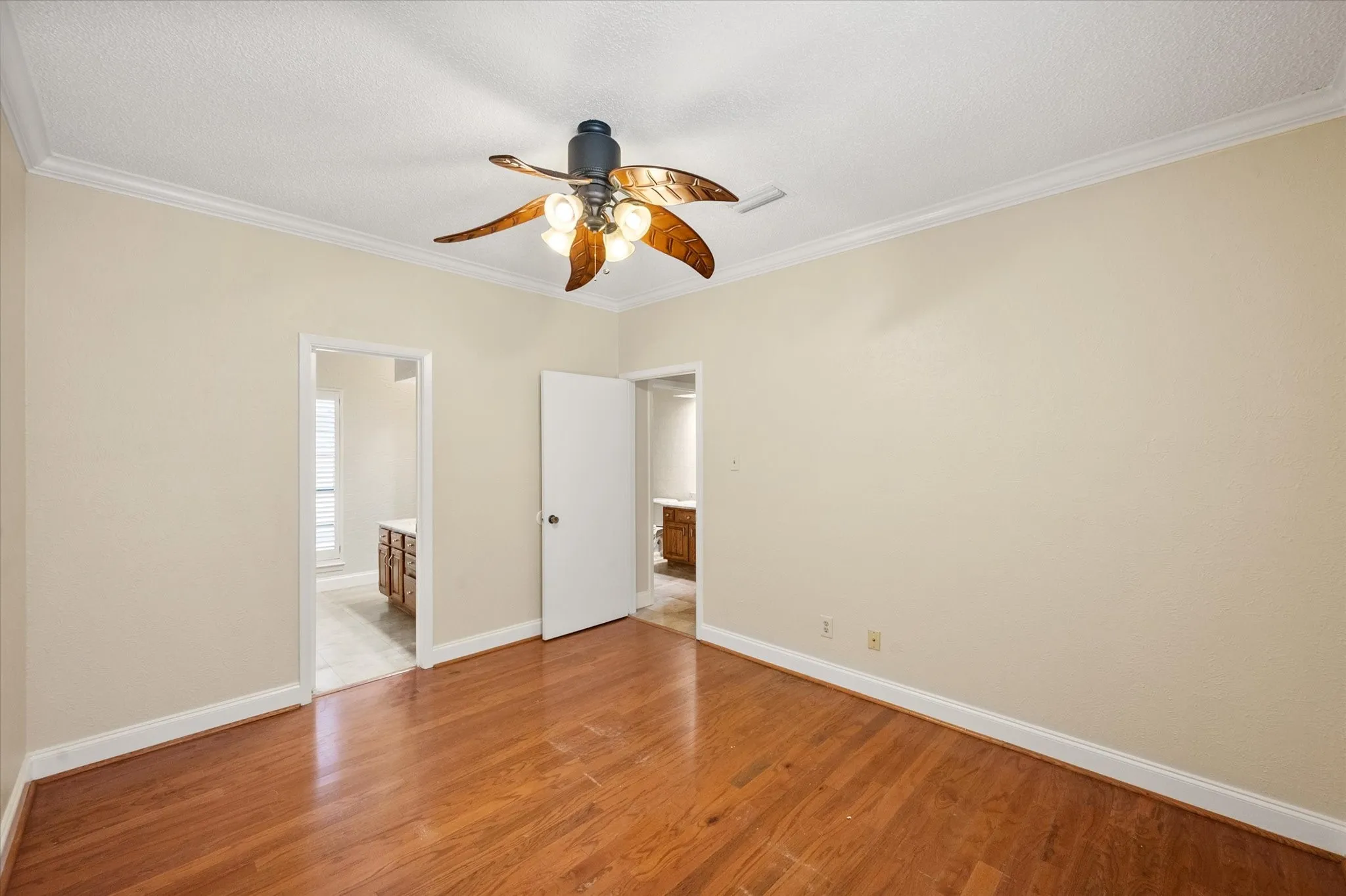 Condominium For Sale in Tarrant County , 1206 Riverchase Lane 149, Arlington, Texas 76011, 2 Bedroom, 2 Bathroom, Garage spaces, 1,085 Sqft, built in 1983, mls#21363385, Real Estate Agent in Arlington, Homes For Sale in Tarrant county, Homes For Sale in Arlington, Realtor in Arlington Texas, Real Estate Brokerage Independent Realty Texas, Luminita Cordes Realtor