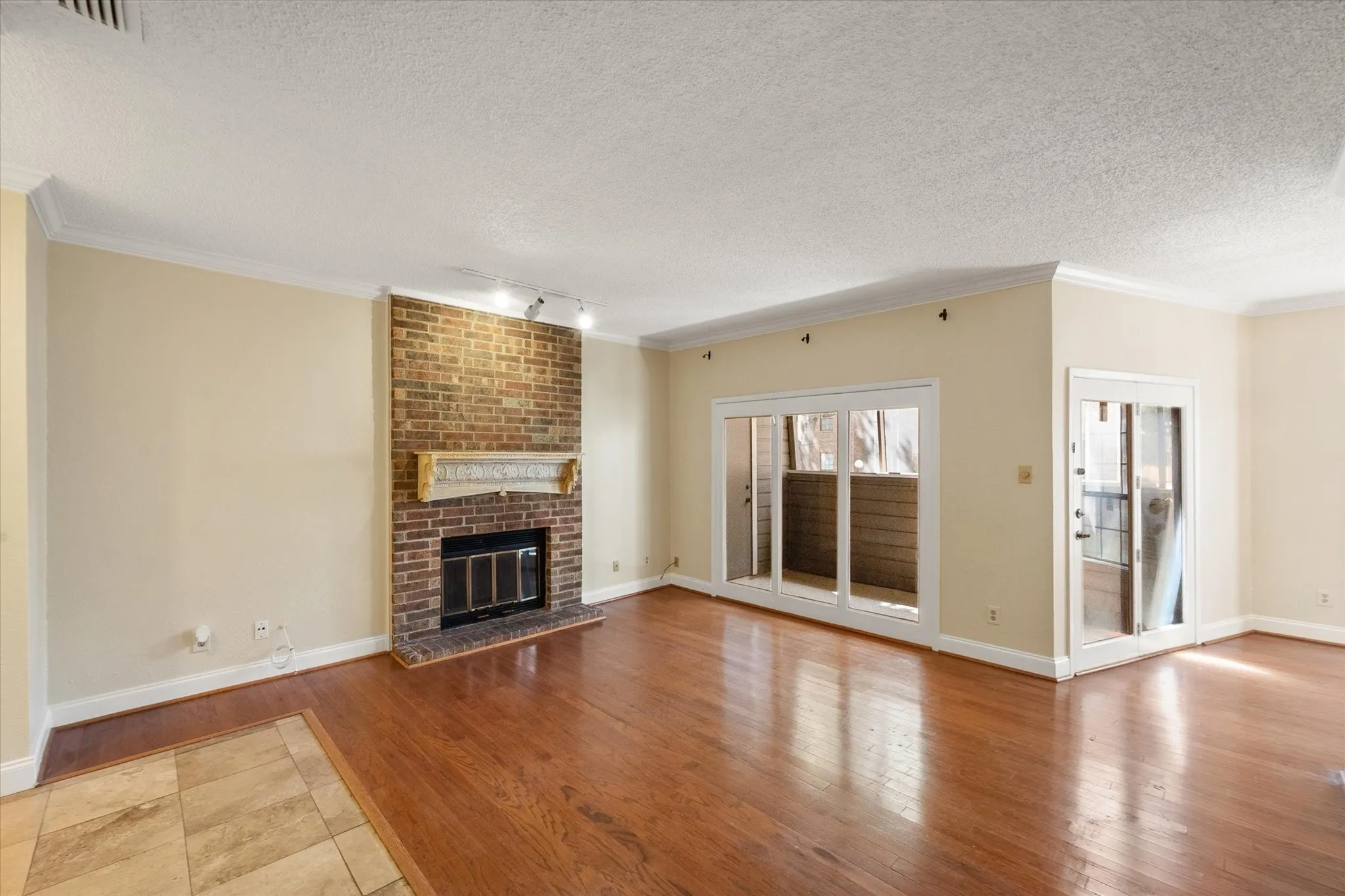 Condominium For Sale in Tarrant County , 1206 Riverchase Lane 149, Arlington, Texas 76011, 2 Bedroom, 2 Bathroom, Garage spaces, 1,085 Sqft, built in 1983, mls#21363385, Real Estate Agent in Arlington, Homes For Sale in Tarrant county, Homes For Sale in Arlington, Realtor in Arlington Texas, Real Estate Brokerage Independent Realty Texas, Luminita Cordes Realtor