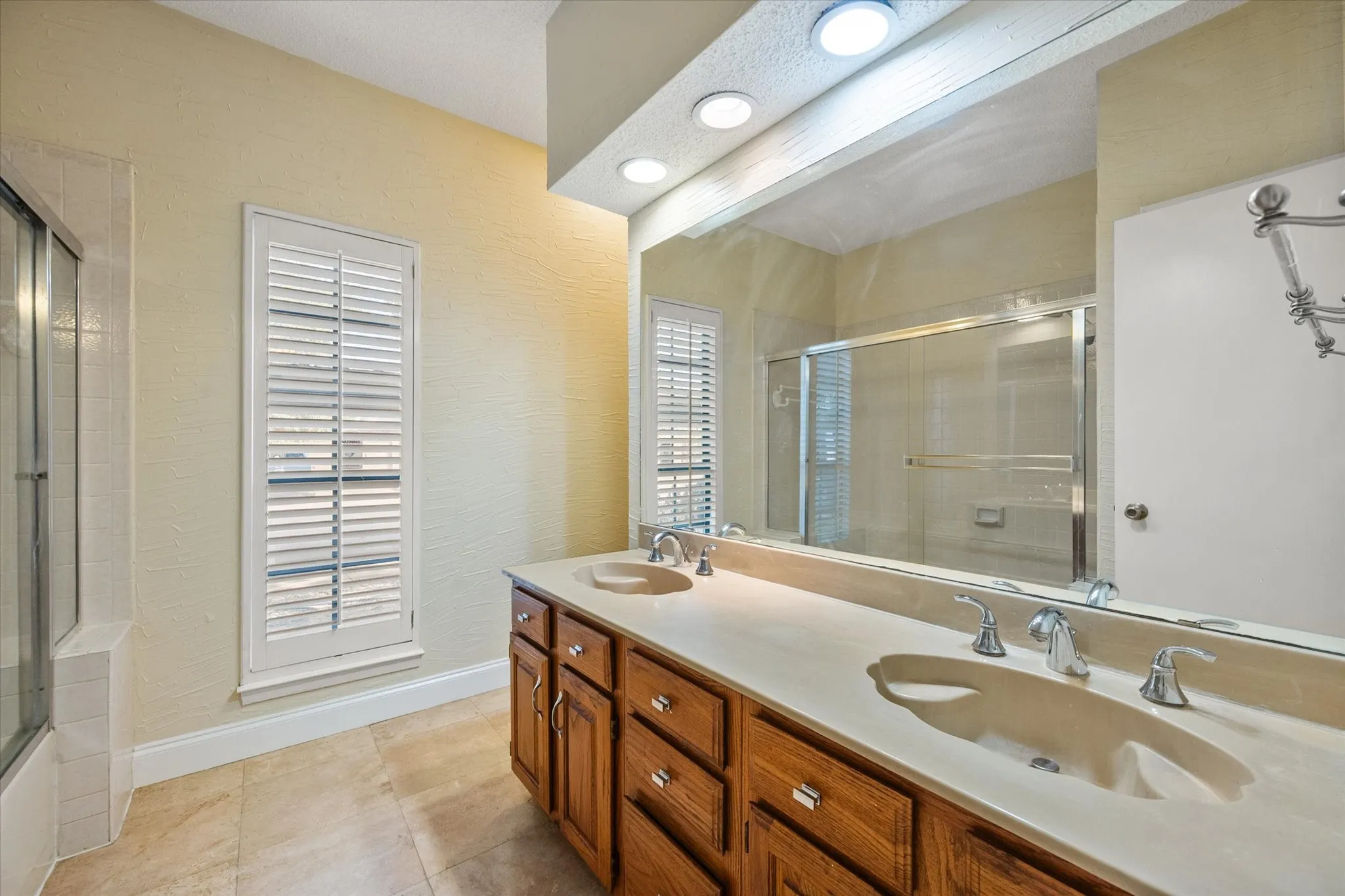 Condominium For Sale in Tarrant County , 1206 Riverchase Lane 149, Arlington, Texas 76011, 2 Bedroom, 2 Bathroom, Garage spaces, 1,085 Sqft, built in 1983, mls#21363385, Real Estate Agent in Arlington, Homes For Sale in Tarrant county, Homes For Sale in Arlington, Realtor in Arlington Texas, Real Estate Brokerage Independent Realty Texas, Luminita Cordes Realtor