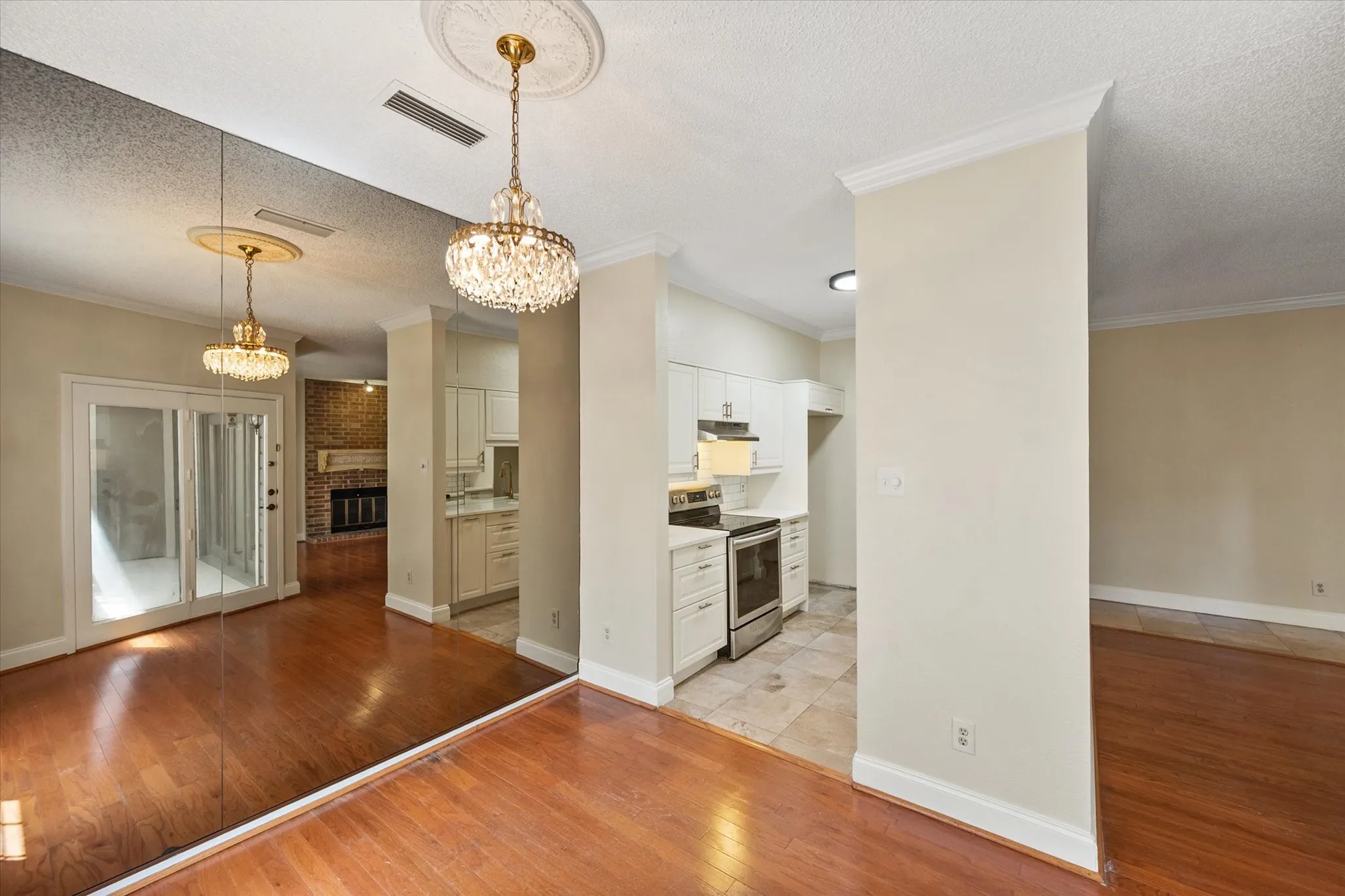 Condominium For Sale in Tarrant County , 1206 Riverchase Lane 149, Arlington, Texas 76011, 2 Bedroom, 2 Bathroom, Garage spaces, 1,085 Sqft, built in 1983, mls#21363385, Real Estate Agent in Arlington, Homes For Sale in Tarrant county, Homes For Sale in Arlington, Realtor in Arlington Texas, Real Estate Brokerage Independent Realty Texas, Luminita Cordes Realtor
