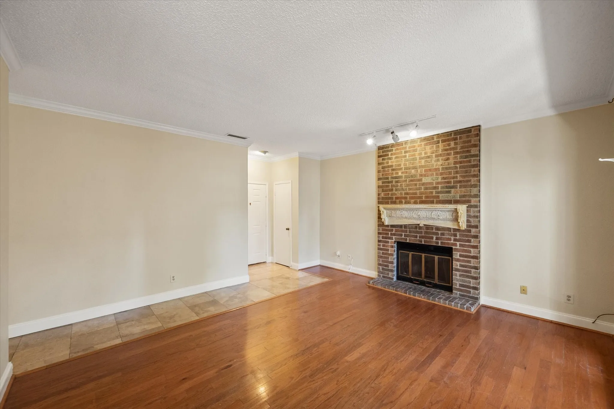Condominium For Sale in Tarrant County , 1206 Riverchase Lane 149, Arlington, Texas 76011, 2 Bedroom, 2 Bathroom, Garage spaces, 1,085 Sqft, built in 1983, mls#21363385, Real Estate Agent in Arlington, Homes For Sale in Tarrant county, Homes For Sale in Arlington, Realtor in Arlington Texas, Real Estate Brokerage Independent Realty Texas, Luminita Cordes Realtor