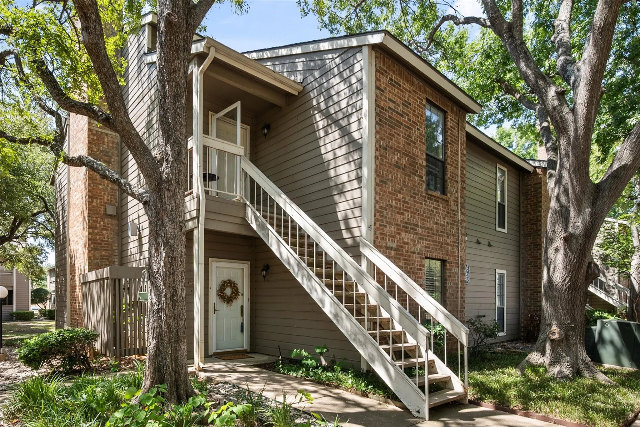 Condominium For Sale in Tarrant County , 1206 Riverchase Lane 149, Arlington, Texas 76011, 2 Bedroom, 2 Bathroom, Garage spaces, 1,085 Sqft, built in 1983, mls#21363385, Real Estate Agent in Arlington, Homes For Sale in Tarrant county, Homes For Sale in Arlington, Realtor in Arlington Texas, Real Estate Brokerage Independent Realty Texas, Luminita Cordes Realtor