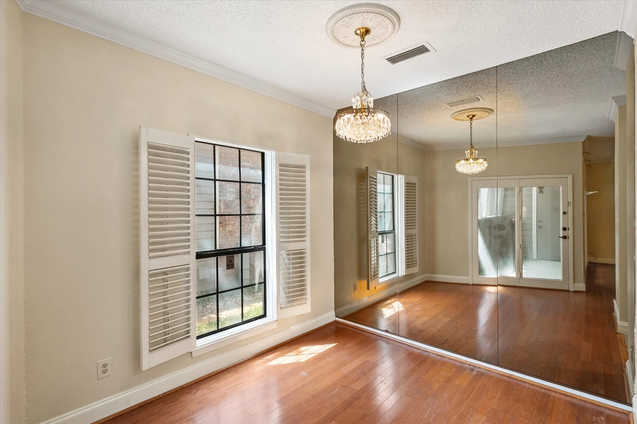Condominium For Sale in Tarrant County , 1206 Riverchase Lane 149, Arlington, Texas 76011, 2 Bedroom, 2 Bathroom, Garage spaces, 1,085 Sqft, built in 1983, mls#21363385, Real Estate Agent in Arlington, Homes For Sale in Tarrant county, Homes For Sale in Arlington, Realtor in Arlington Texas, Real Estate Brokerage Independent Realty Texas, Luminita Cordes Realtor