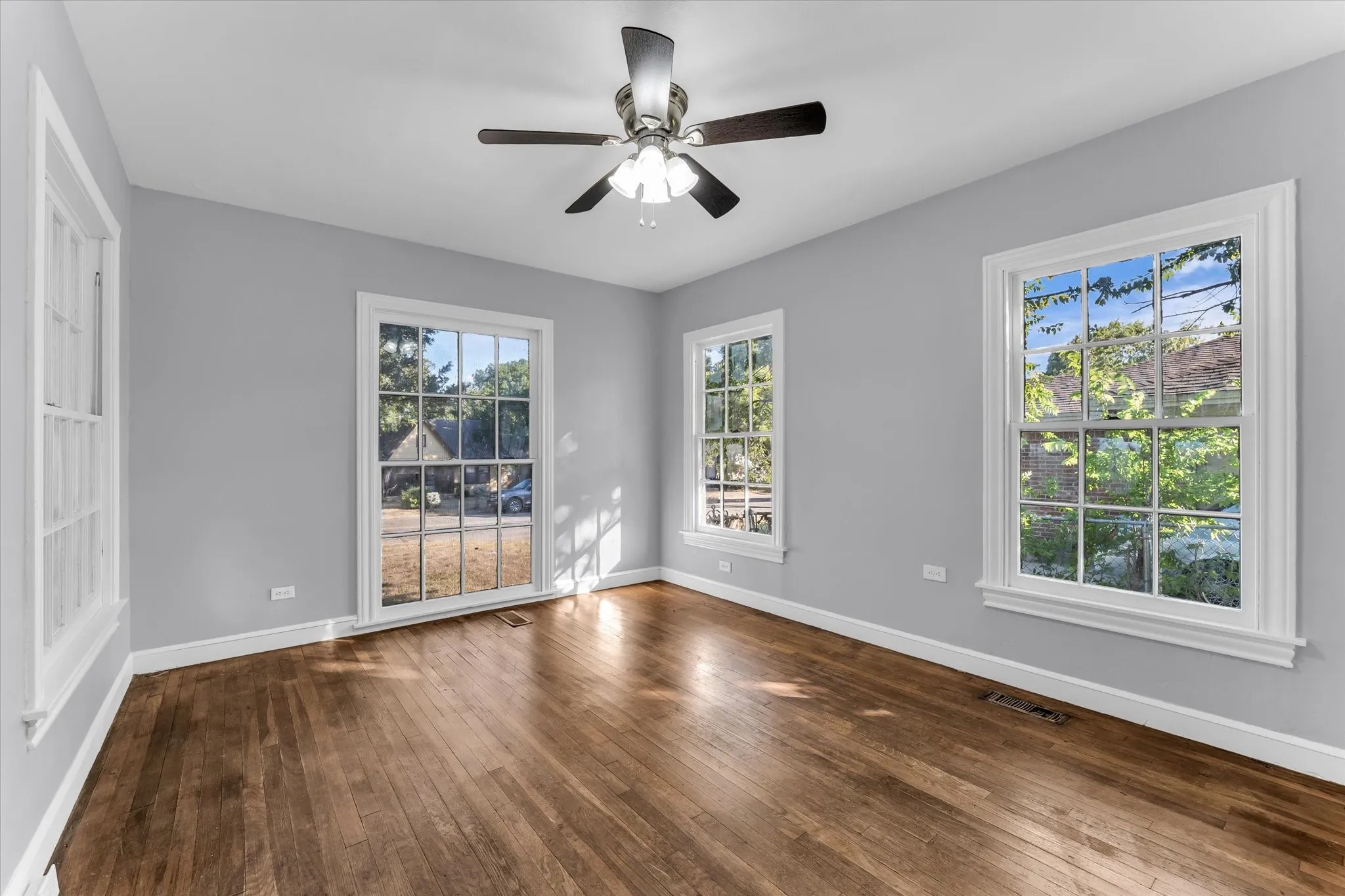 Single Family Residence For Sale in Mc Lennan County , 2701 Fort Avenue, Waco, Texas 76707, 4 Bedroom, 2 Bathroom, Garage spaces, 1,764 Sqft, built in 1938, mls#21358329, Real Estate Agent in Waco, Homes For Sale in Mc Lennan county, Homes For Sale in Waco, Realtor in Waco Texas, Real Estate Brokerage Independent Realty Texas, Luminita Cordes Realtor