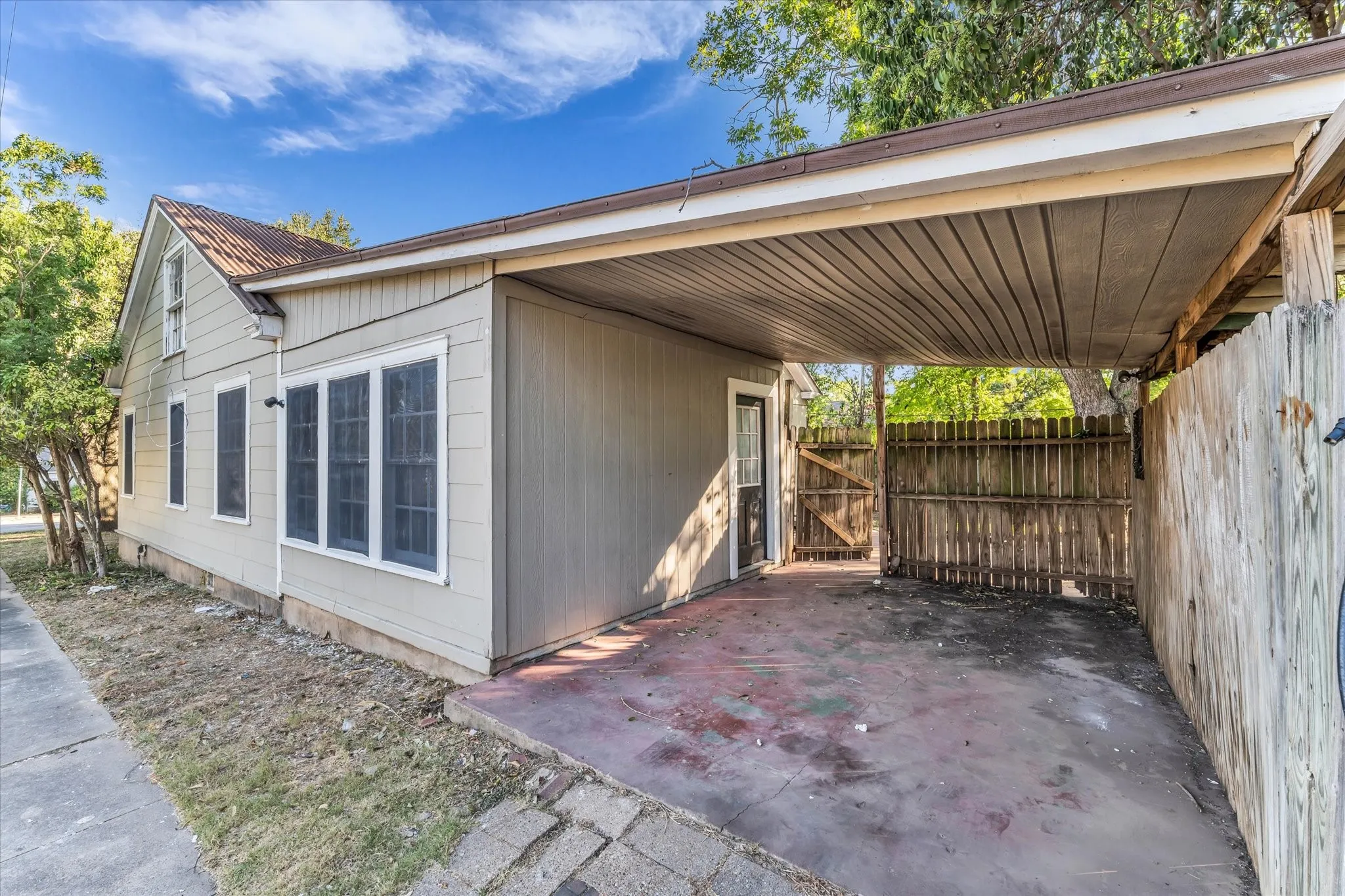 Single Family Residence For Sale in Mc Lennan County , 2701 Fort Avenue, Waco, Texas 76707, 4 Bedroom, 2 Bathroom, Garage spaces, 1,764 Sqft, built in 1938, mls#21358329, Real Estate Agent in Waco, Homes For Sale in Mc Lennan county, Homes For Sale in Waco, Realtor in Waco Texas, Real Estate Brokerage Independent Realty Texas, Luminita Cordes Realtor