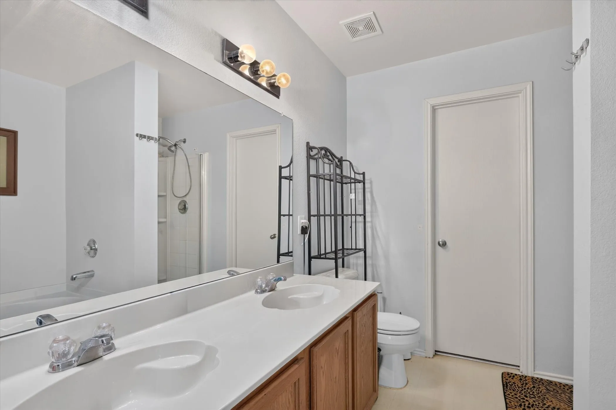 Single Family Residence For Sale in Tarrant County , 5025 River Rock Boulevard, Fort Worth, Texas 76179, 4 Bedroom, 3 Bathroom, 2 Garage spaces, 2,566 Sqft, built in 2007, mls#21363428, Real Estate Agent in Fort Worth, Homes For Sale in Tarrant county, Homes For Sale in Fort Worth, Realtor in Fort Worth Texas, Real Estate Brokerage Independent Realty Texas, Luminita Cordes Realtor