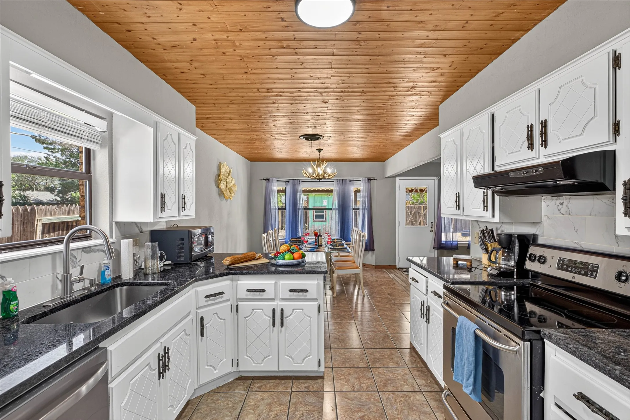Single Family Residence For Rent in Taylor County , 2317 Kerry Lane, Abilene, Texas 79606, 4 Bedroom, 2 Bathroom, 1 Garage spaces, 1,973 Sqft, built in 1980, mls#21363429, Real Estate Agent in Abilene, Homes For Rent in Taylor county, Homes For Rent in Abilene, Realtor in Abilene Texas, Real Estate Brokerage Independent Realty Texas, Luminita Cordes Realtor