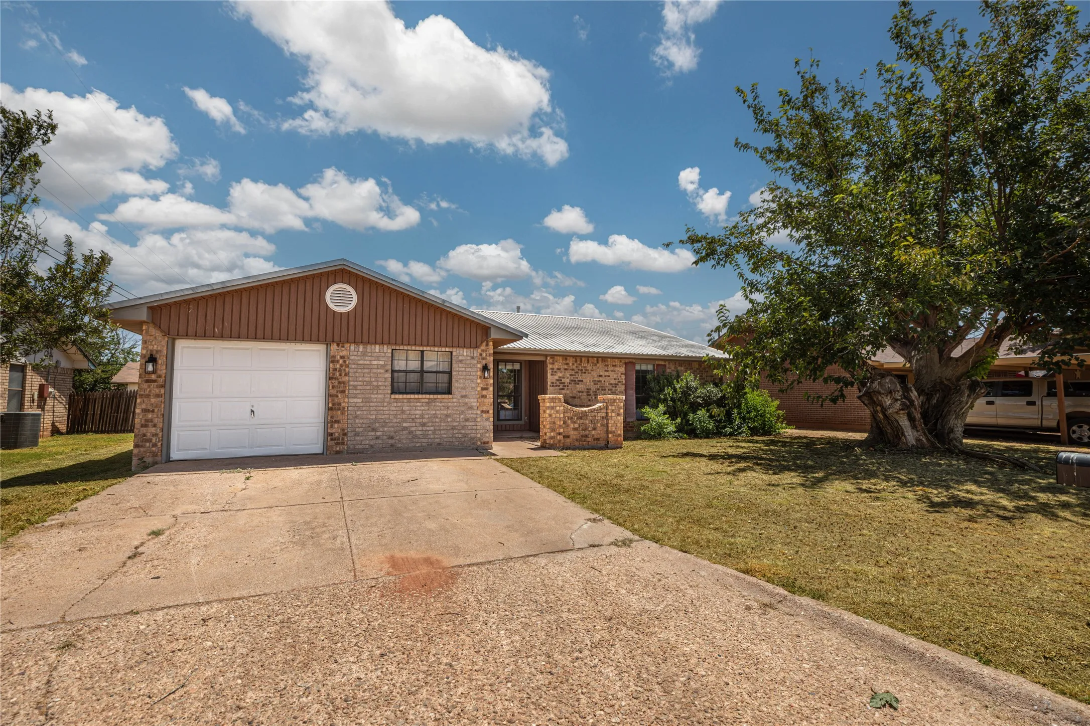 Single Family Residence For Rent in Taylor County , 2317 Kerry Lane, Abilene, Texas 79606, 4 Bedroom, 2 Bathroom, 1 Garage spaces, 1,973 Sqft, built in 1980, mls#21363429, Real Estate Agent in Abilene, Homes For Rent in Taylor county, Homes For Rent in Abilene, Realtor in Abilene Texas, Real Estate Brokerage Independent Realty Texas, Luminita Cordes Realtor