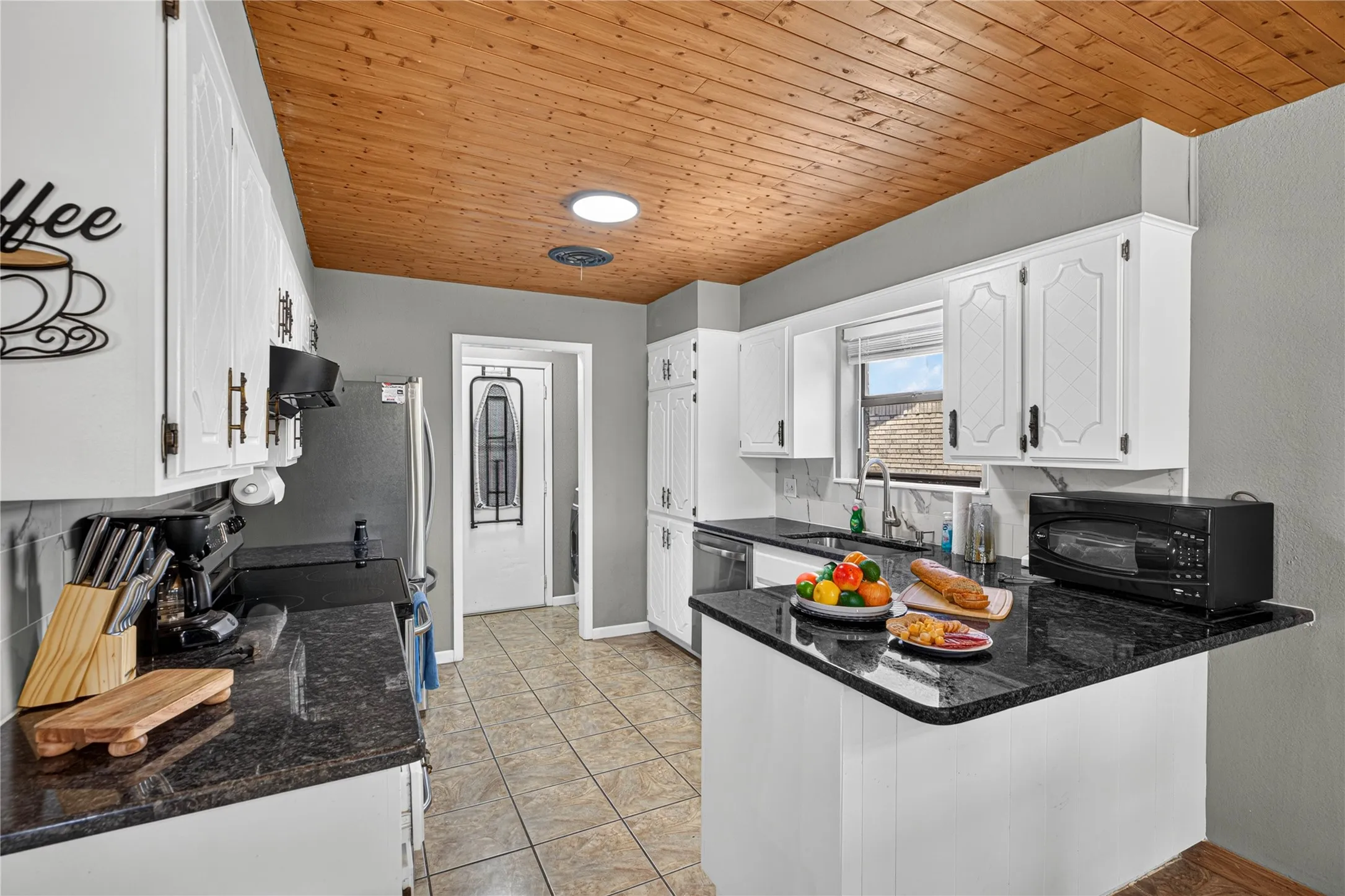 Single Family Residence For Rent in Taylor County , 2317 Kerry Lane, Abilene, Texas 79606, 4 Bedroom, 2 Bathroom, 1 Garage spaces, 1,973 Sqft, built in 1980, mls#21363429, Real Estate Agent in Abilene, Homes For Rent in Taylor county, Homes For Rent in Abilene, Realtor in Abilene Texas, Real Estate Brokerage Independent Realty Texas, Luminita Cordes Realtor