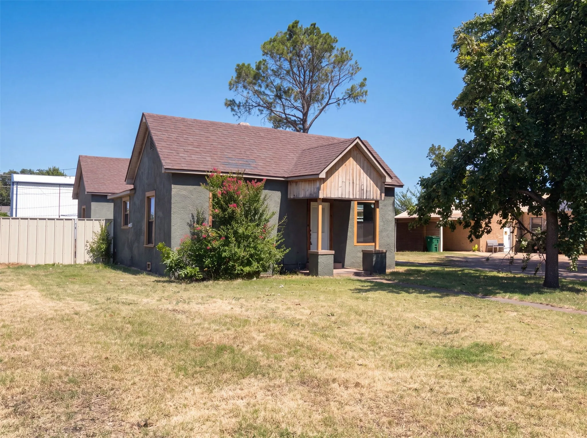 Single Family Residence For Sale in Baylor County , 606 N Cedar Street, Seymour, Texas 76380, 3 Bedroom, 1 Bathroom, Garage spaces, 1,239 Sqft, built in 1948, mls#21363118, Real Estate Agent in Seymour, Homes For Sale in Baylor county, Homes For Sale in Seymour, Realtor in Seymour Texas, Real Estate Brokerage Independent Realty Texas, Luminita Cordes Realtor