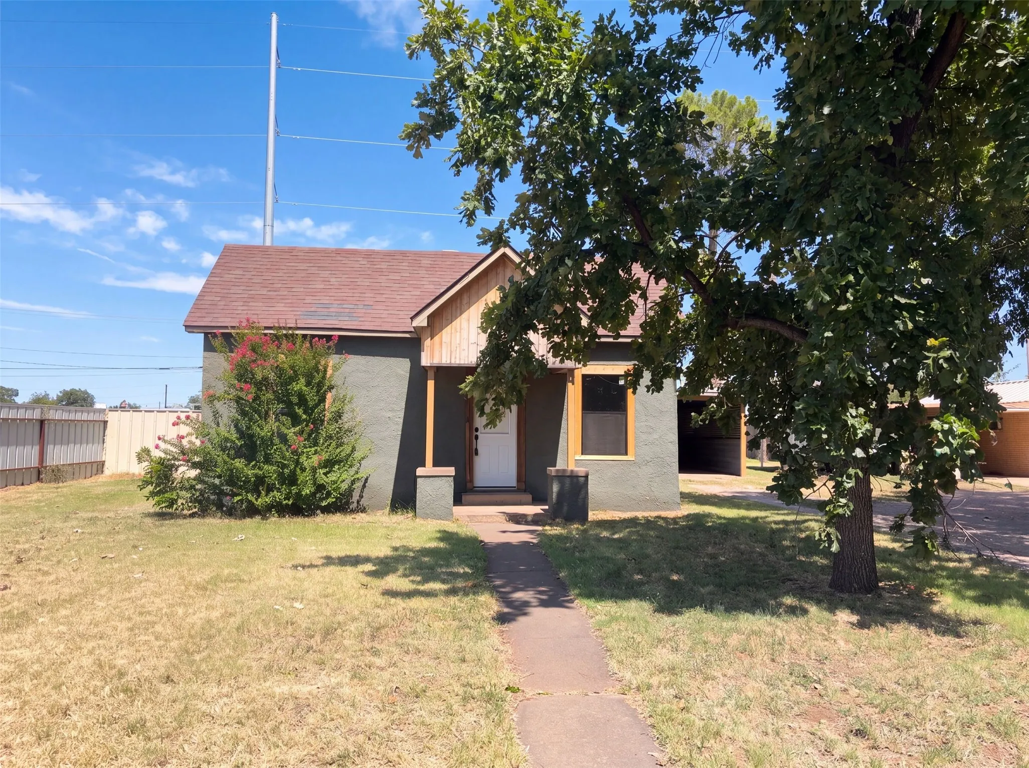 Single Family Residence For Sale in Baylor County , 606 N Cedar Street, Seymour, Texas 76380, 3 Bedroom, 1 Bathroom, Garage spaces, 1,239 Sqft, built in 1948, mls#21363118, Real Estate Agent in Seymour, Homes For Sale in Baylor county, Homes For Sale in Seymour, Realtor in Seymour Texas, Real Estate Brokerage Independent Realty Texas, Luminita Cordes Realtor