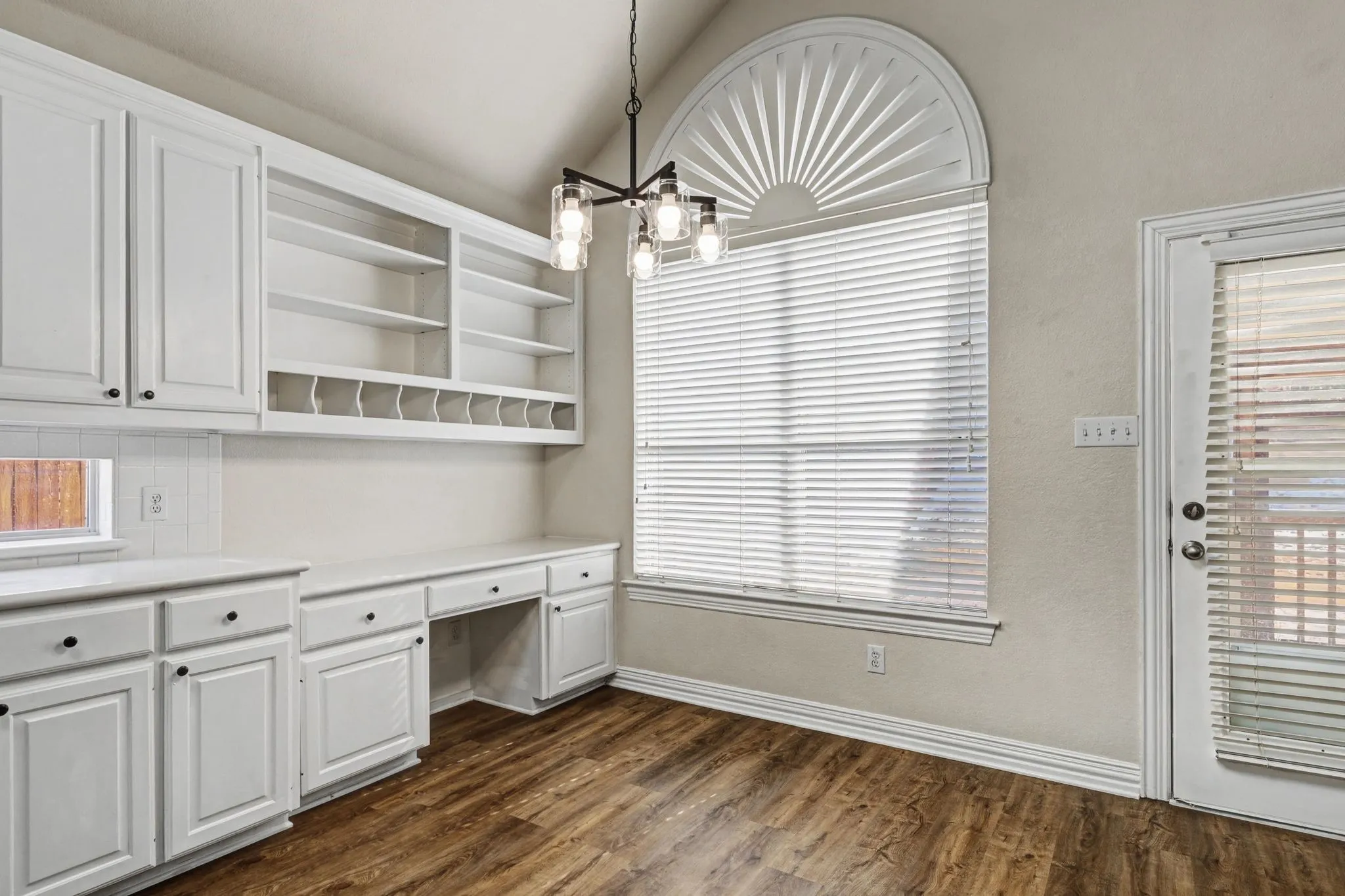 Single Family Residence For Sale in Dallas County , 1610 Lakeland Park Drive, Garland, Texas 75043, 4 Bedroom, 5 Bathroom, 2 Garage spaces, 3,290 Sqft, built in 1999, mls#21363440, Real Estate Agent in Garland, Homes For Sale in Dallas county, Homes For Sale in Garland, Realtor in Garland Texas, Real Estate Brokerage Independent Realty Texas, Luminita Cordes Realtor
