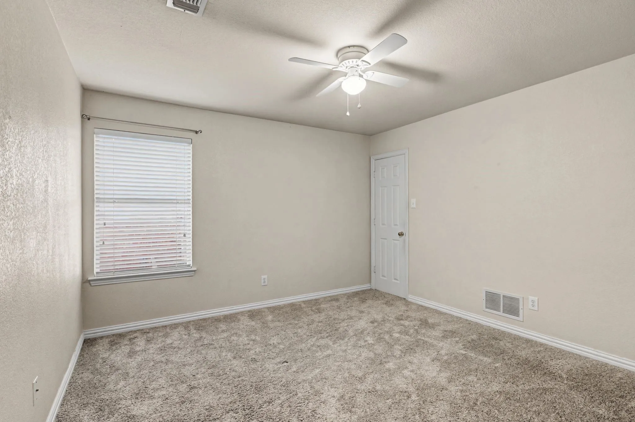 Single Family Residence For Sale in Dallas County , 1610 Lakeland Park Drive, Garland, Texas 75043, 4 Bedroom, 5 Bathroom, 2 Garage spaces, 3,290 Sqft, built in 1999, mls#21363440, Real Estate Agent in Garland, Homes For Sale in Dallas county, Homes For Sale in Garland, Realtor in Garland Texas, Real Estate Brokerage Independent Realty Texas, Luminita Cordes Realtor