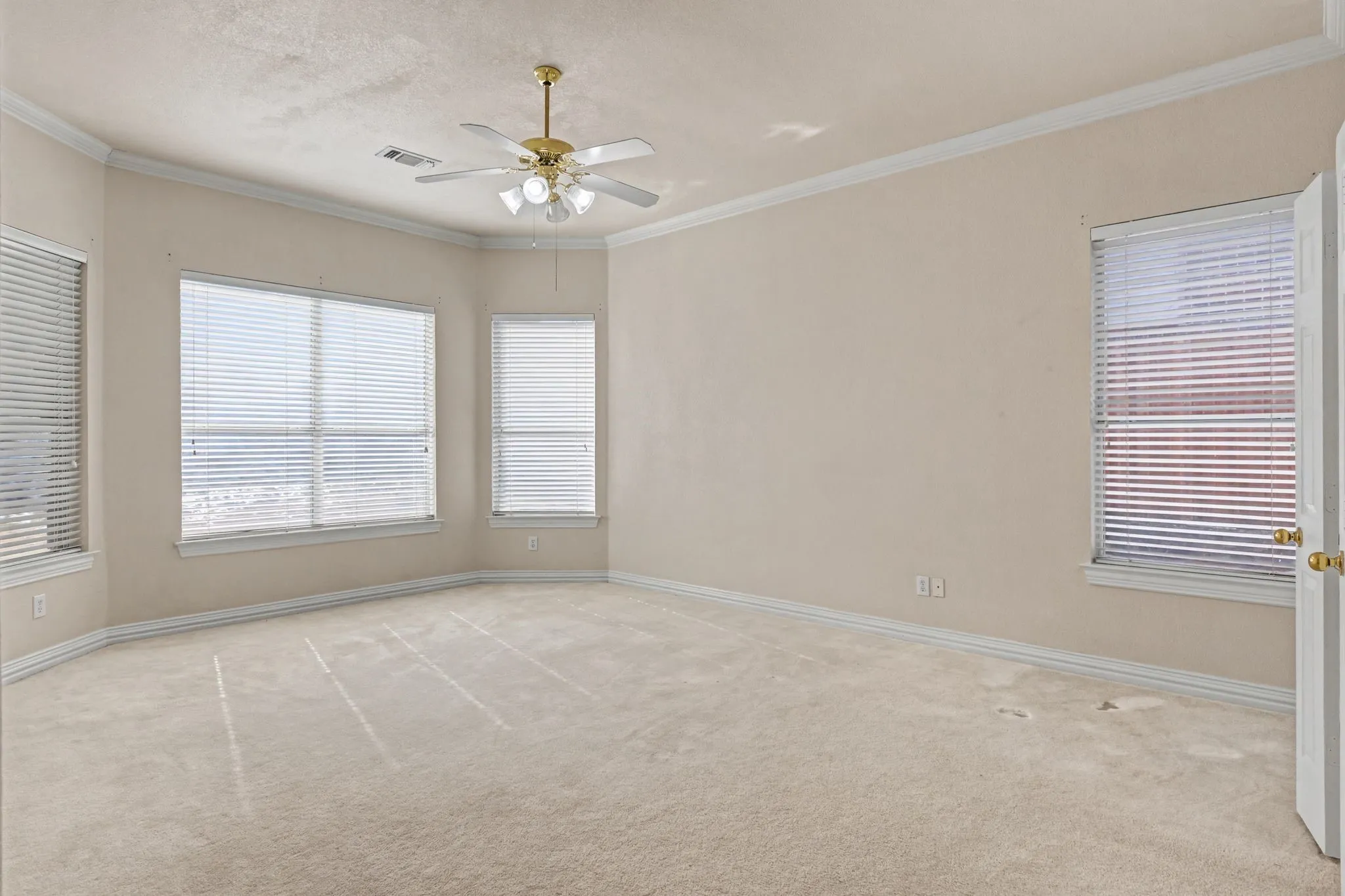 Single Family Residence For Sale in Dallas County , 1610 Lakeland Park Drive, Garland, Texas 75043, 4 Bedroom, 5 Bathroom, 2 Garage spaces, 3,290 Sqft, built in 1999, mls#21363440, Real Estate Agent in Garland, Homes For Sale in Dallas county, Homes For Sale in Garland, Realtor in Garland Texas, Real Estate Brokerage Independent Realty Texas, Luminita Cordes Realtor