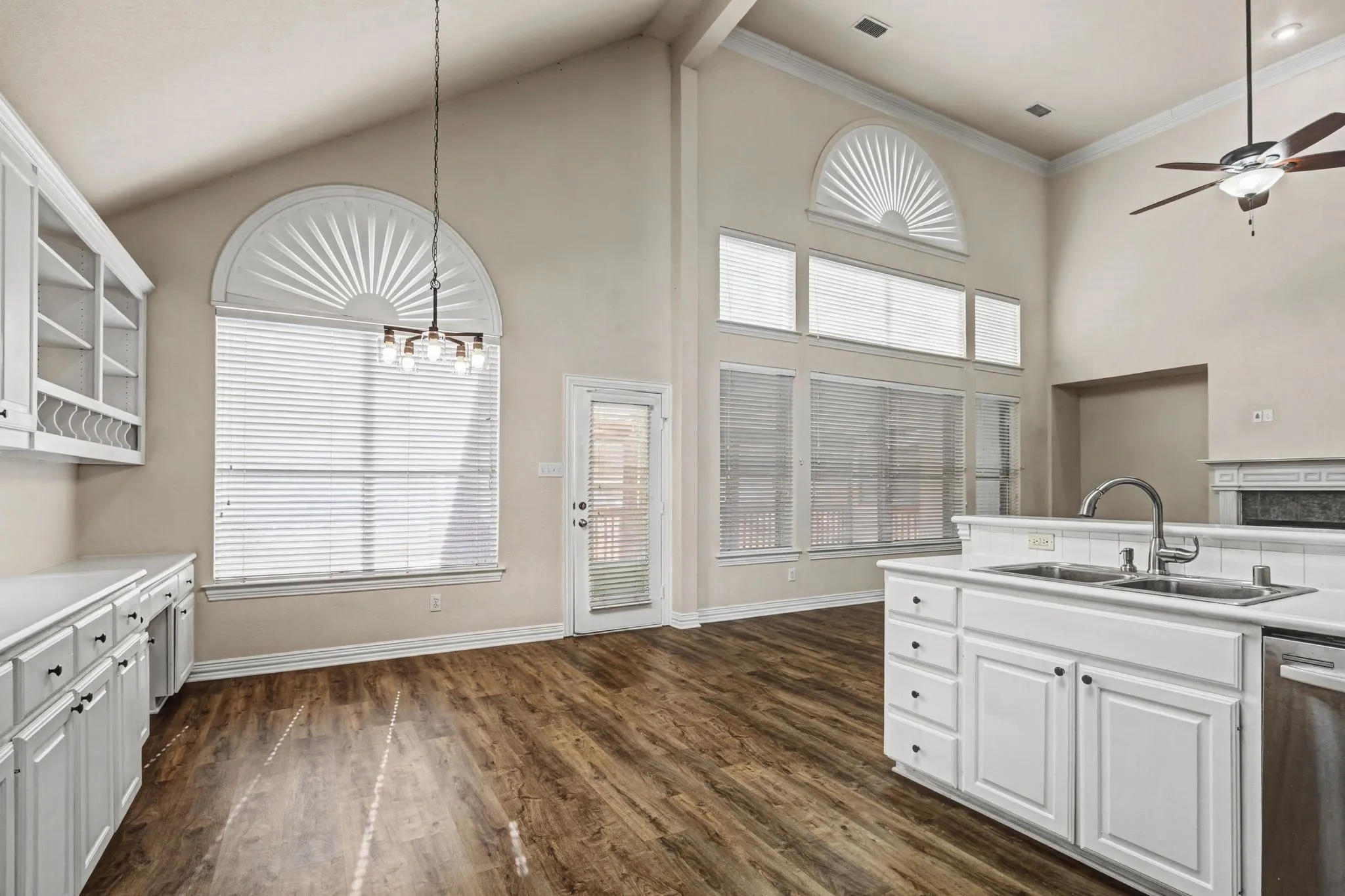 Single Family Residence For Sale in Dallas County , 1610 Lakeland Park Drive, Garland, Texas 75043, 4 Bedroom, 5 Bathroom, 2 Garage spaces, 3,290 Sqft, built in 1999, mls#21363440, Real Estate Agent in Garland, Homes For Sale in Dallas county, Homes For Sale in Garland, Realtor in Garland Texas, Real Estate Brokerage Independent Realty Texas, Luminita Cordes Realtor