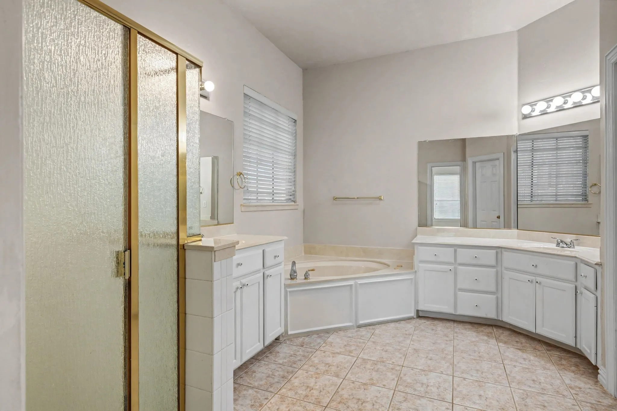 Single Family Residence For Sale in Dallas County , 1610 Lakeland Park Drive, Garland, Texas 75043, 4 Bedroom, 5 Bathroom, 2 Garage spaces, 3,290 Sqft, built in 1999, mls#21363440, Real Estate Agent in Garland, Homes For Sale in Dallas county, Homes For Sale in Garland, Realtor in Garland Texas, Real Estate Brokerage Independent Realty Texas, Luminita Cordes Realtor