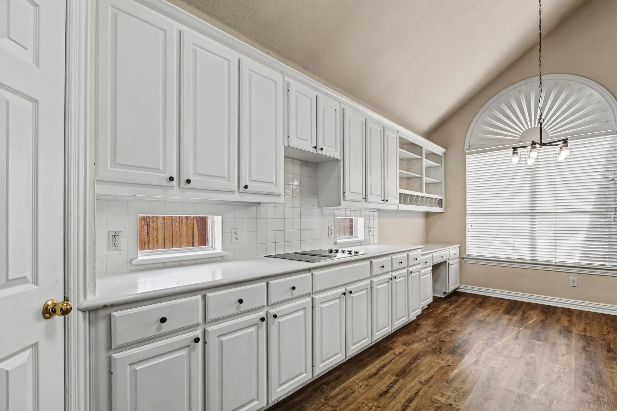 Single Family Residence For Sale in Dallas County , 1610 Lakeland Park Drive, Garland, Texas 75043, 4 Bedroom, 5 Bathroom, 2 Garage spaces, 3,290 Sqft, built in 1999, mls#21363440, Real Estate Agent in Garland, Homes For Sale in Dallas county, Homes For Sale in Garland, Realtor in Garland Texas, Real Estate Brokerage Independent Realty Texas, Luminita Cordes Realtor