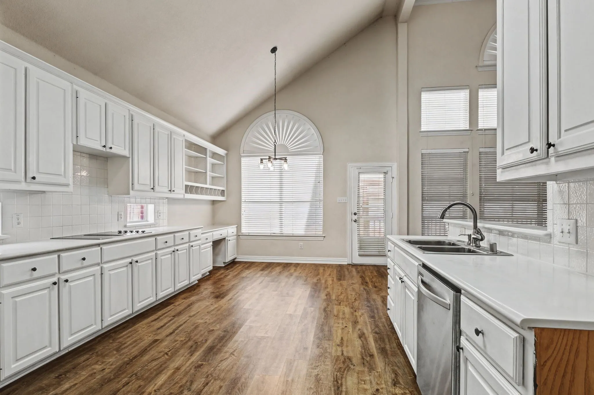 Single Family Residence For Sale in Dallas County , 1610 Lakeland Park Drive, Garland, Texas 75043, 4 Bedroom, 5 Bathroom, 2 Garage spaces, 3,290 Sqft, built in 1999, mls#21363440, Real Estate Agent in Garland, Homes For Sale in Dallas county, Homes For Sale in Garland, Realtor in Garland Texas, Real Estate Brokerage Independent Realty Texas, Luminita Cordes Realtor
