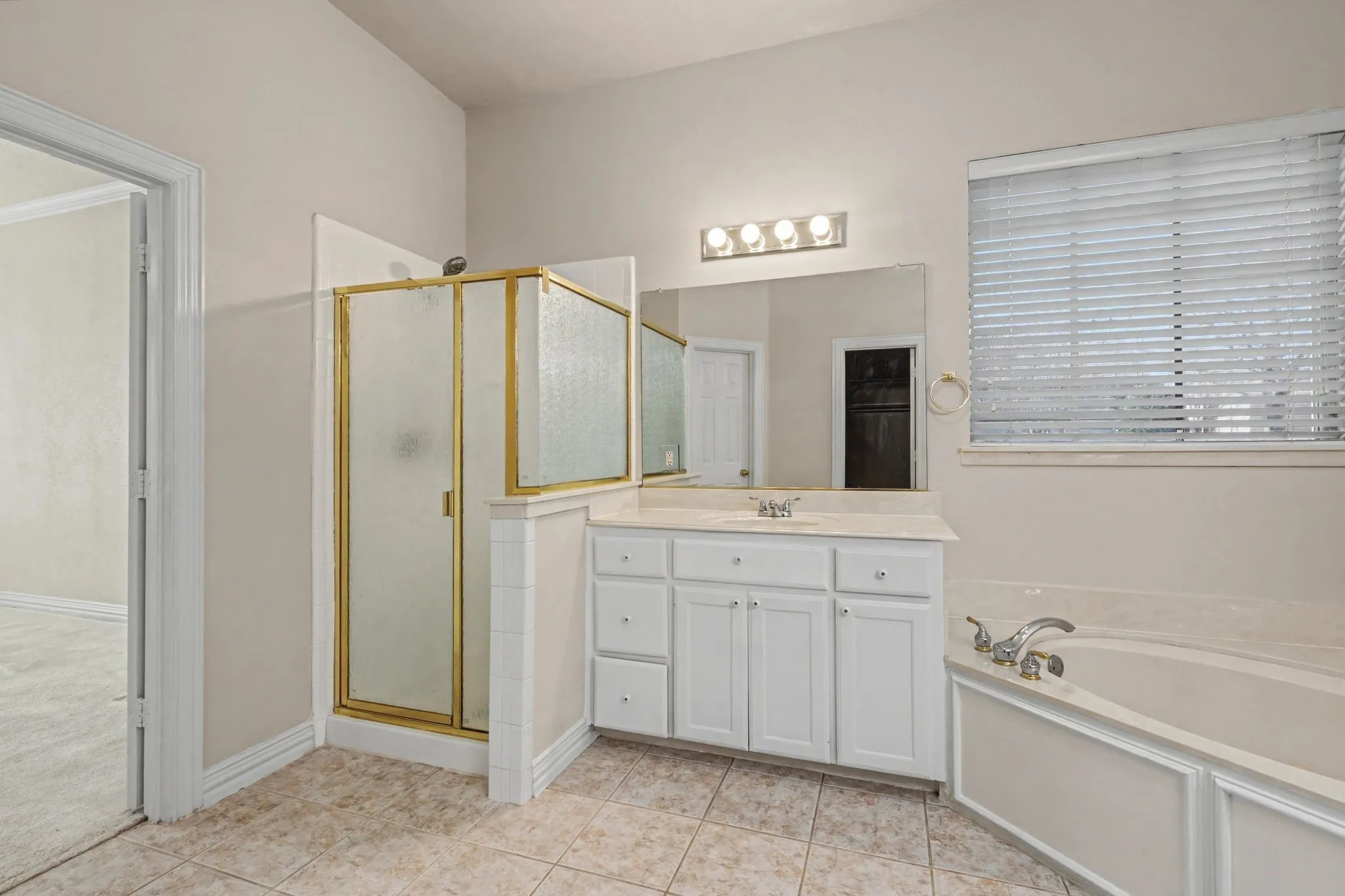 Single Family Residence For Sale in Dallas County , 1610 Lakeland Park Drive, Garland, Texas 75043, 4 Bedroom, 5 Bathroom, 2 Garage spaces, 3,290 Sqft, built in 1999, mls#21363440, Real Estate Agent in Garland, Homes For Sale in Dallas county, Homes For Sale in Garland, Realtor in Garland Texas, Real Estate Brokerage Independent Realty Texas, Luminita Cordes Realtor