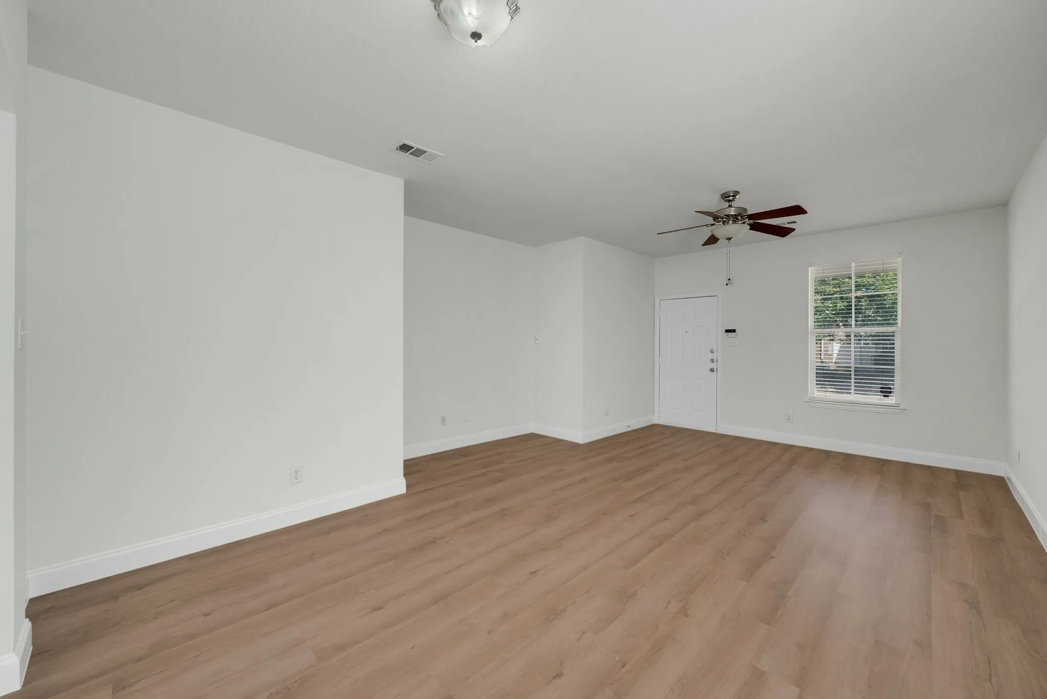 Single Family Residence For Sale in Denton County , 9810 Walnut Hill Drive, Providence Village, Texas 76227, 3 Bedroom, 3 Bathroom, 2 Garage spaces, 1,676 Sqft, built in 2002, Price $280,000, mls#21356937, Real Estate Agent in Providence Village, Homes For Sale in Denton county, Homes For Sale in Providence Village, Realtor in Providence Village Texas, Real Estate Brokerage Independent Realty Texas, Luminita Cordes Realtor
