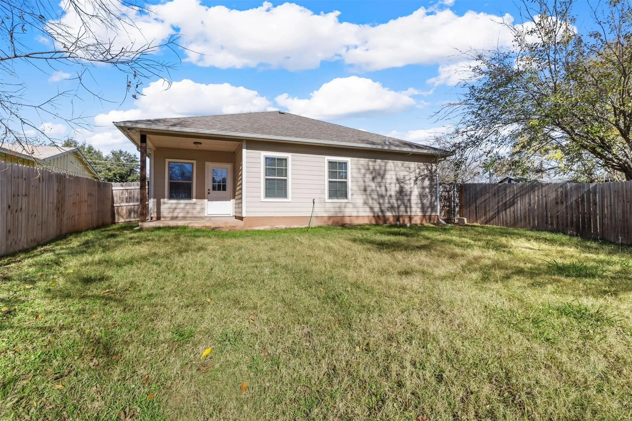 Single Family Residence For Rent in Grayson County , 1624 E King Street, Sherman, Texas 75090, 3 Bedroom, 2 Bathroom, 1 Garage spaces, 1,265 Sqft, built in 2018, mls#21363450, Real Estate Agent in Sherman, Homes For Rent in Grayson county, Homes For Rent in Sherman, Realtor in Sherman Texas, Real Estate Brokerage Independent Realty Texas, Luminita Cordes Realtor