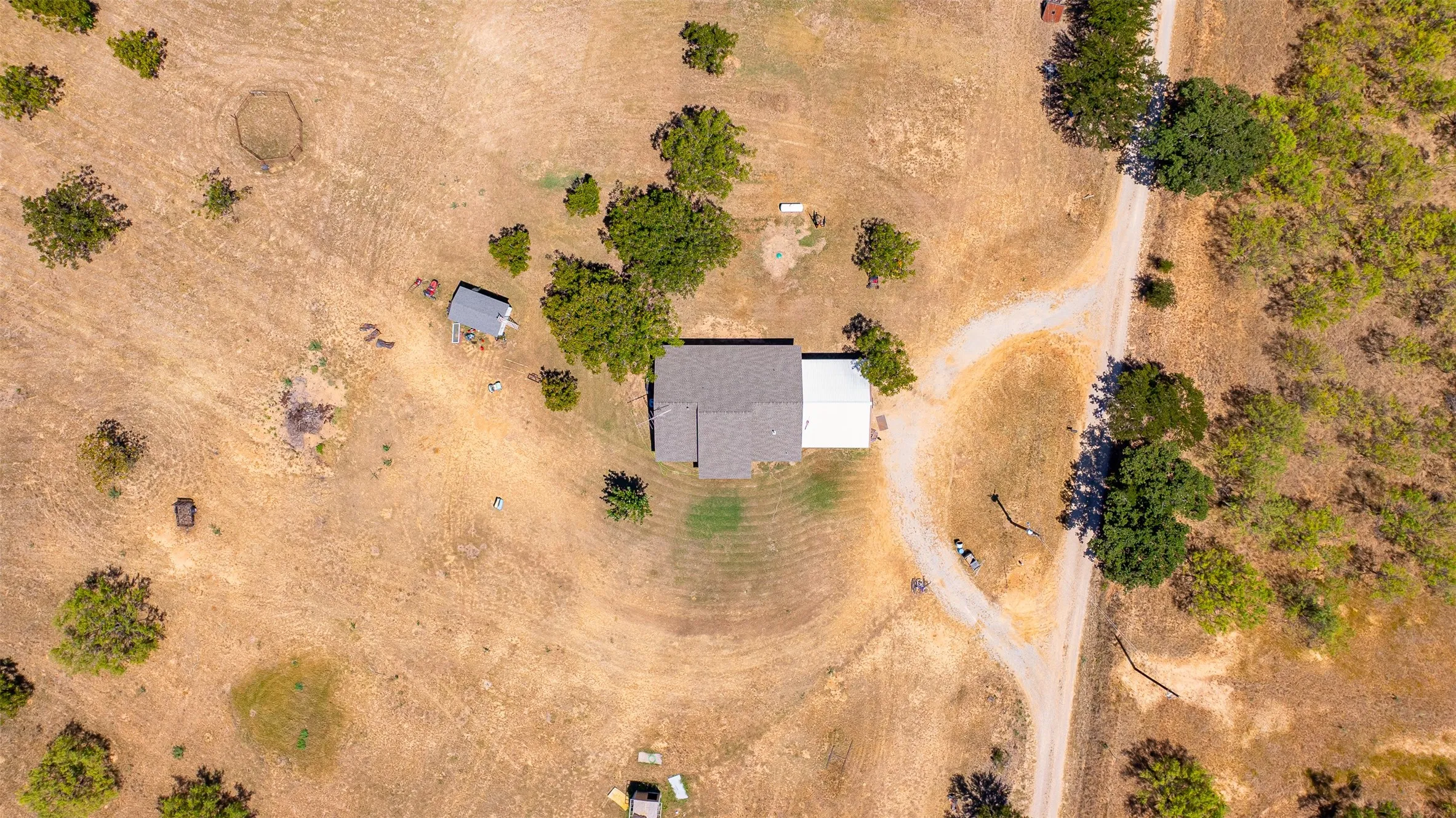 Single Family Residence For Sale in Comanche County , 600 County Road 427, De Leon, Texas 76444, 3 Bedroom, 2 Bathroom, Garage spaces, 1,530 Sqft, built in 1994, mls#21355251, Real Estate Agent in De Leon, Homes For Sale in Comanche county, Homes For Sale in De Leon, Realtor in De Leon Texas, Real Estate Brokerage Independent Realty Texas, Luminita Cordes Realtor