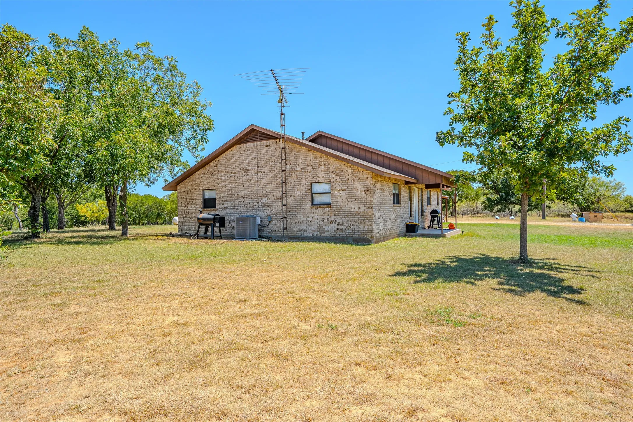 Single Family Residence For Sale in Comanche County , 600 County Road 427, De Leon, Texas 76444, 3 Bedroom, 2 Bathroom, Garage spaces, 1,530 Sqft, built in 1994, mls#21355251, Real Estate Agent in De Leon, Homes For Sale in Comanche county, Homes For Sale in De Leon, Realtor in De Leon Texas, Real Estate Brokerage Independent Realty Texas, Luminita Cordes Realtor