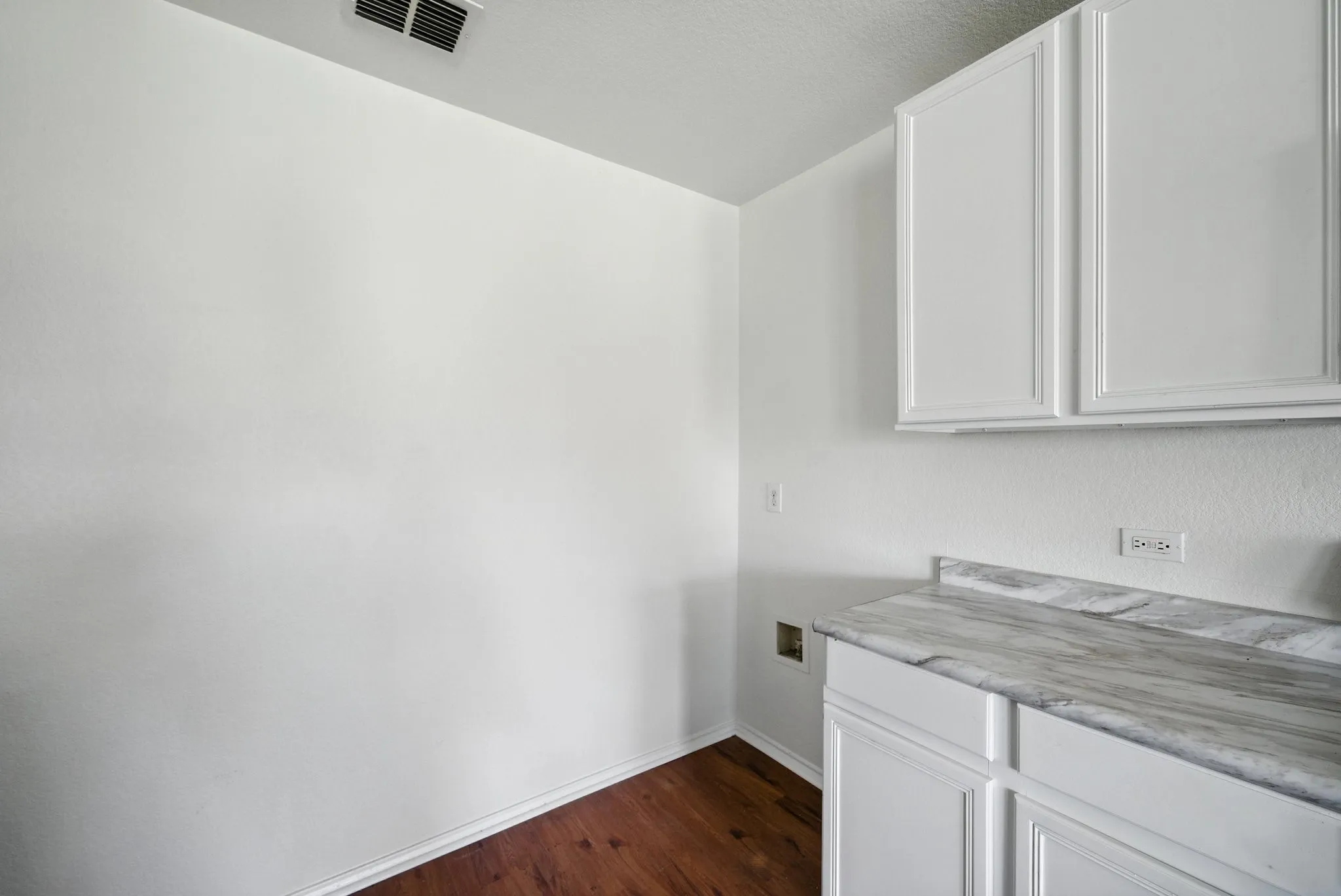 Single Family Residence For Rent in Tarrant County , 1429 Royal Meadows Trail, Fort Worth, Texas 76140, 3 Bedroom, 2 Bathroom, 2 Garage spaces, 1,468 Sqft, built in 2007, mls#21363452, Real Estate Agent in Fort Worth, Homes For Rent in Tarrant county, Homes For Rent in Fort Worth, Realtor in Fort Worth Texas, Real Estate Brokerage Independent Realty Texas, Luminita Cordes Realtor
