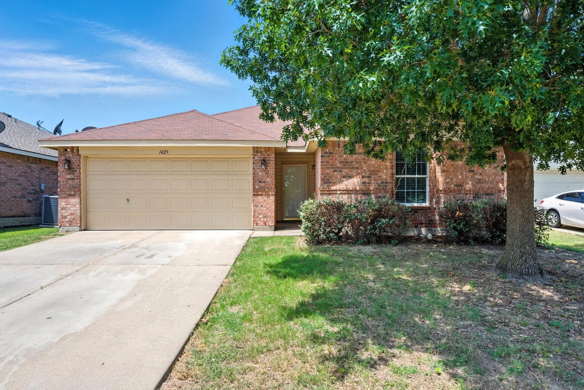 Single Family Residence For Rent in Tarrant County , 1429 Royal Meadows Trail, Fort Worth, Texas 76140, 3 Bedroom, 2 Bathroom, 2 Garage spaces, 1,468 Sqft, built in 2007, mls#21363452, Real Estate Agent in Fort Worth, Homes For Rent in Tarrant county, Homes For Rent in Fort Worth, Realtor in Fort Worth Texas, Real Estate Brokerage Independent Realty Texas, Luminita Cordes Realtor