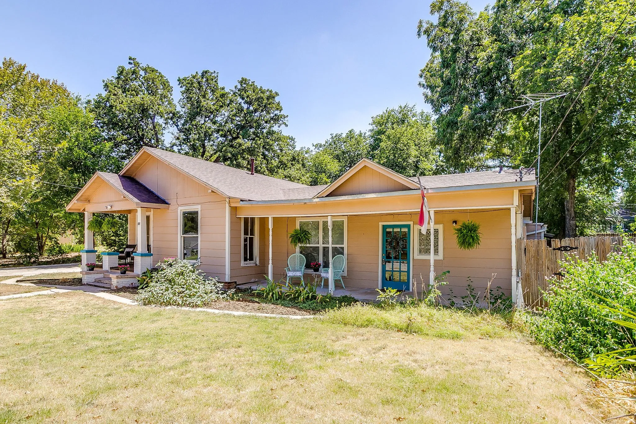 Single Family Residence For Sale in Parker County , 515 W Bridge Street, Weatherford, Texas 76086, 4 Bedroom, 3 Bathroom, 1 Garage spaces, 2,108 Sqft, built in 1895, mls#21360408, Real Estate Agent in Weatherford, Homes For Sale in Parker county, Homes For Sale in Weatherford, Realtor in Weatherford Texas, Real Estate Brokerage Independent Realty Texas, Luminita Cordes Realtor