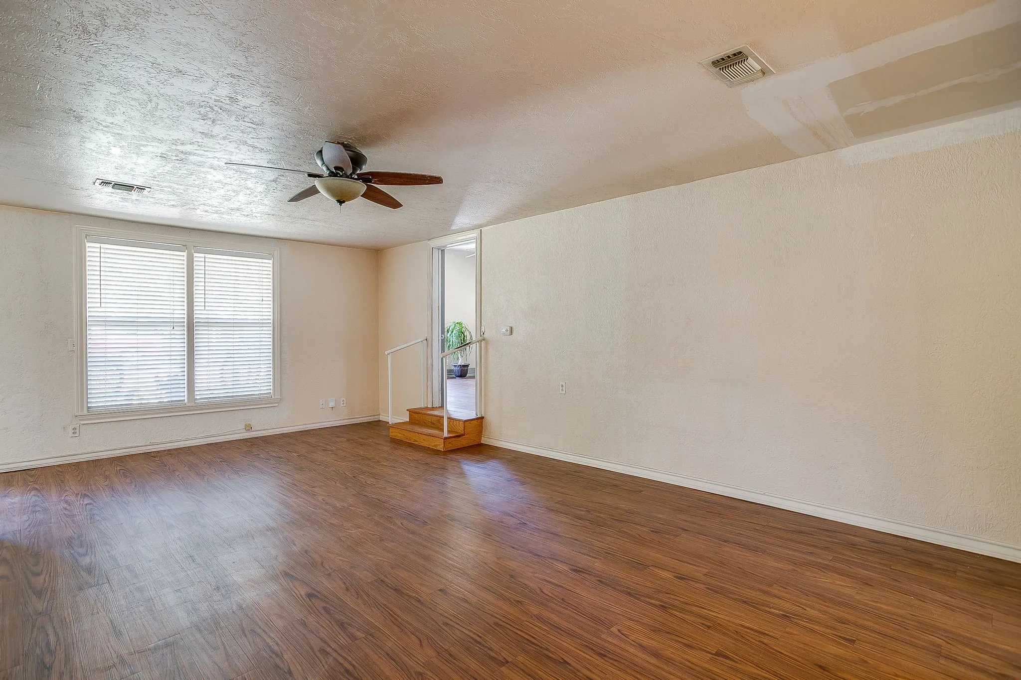 Single Family Residence For Sale in Parker County , 515 W Bridge Street, Weatherford, Texas 76086, 4 Bedroom, 3 Bathroom, 1 Garage spaces, 2,108 Sqft, built in 1895, mls#21360408, Real Estate Agent in Weatherford, Homes For Sale in Parker county, Homes For Sale in Weatherford, Realtor in Weatherford Texas, Real Estate Brokerage Independent Realty Texas, Luminita Cordes Realtor