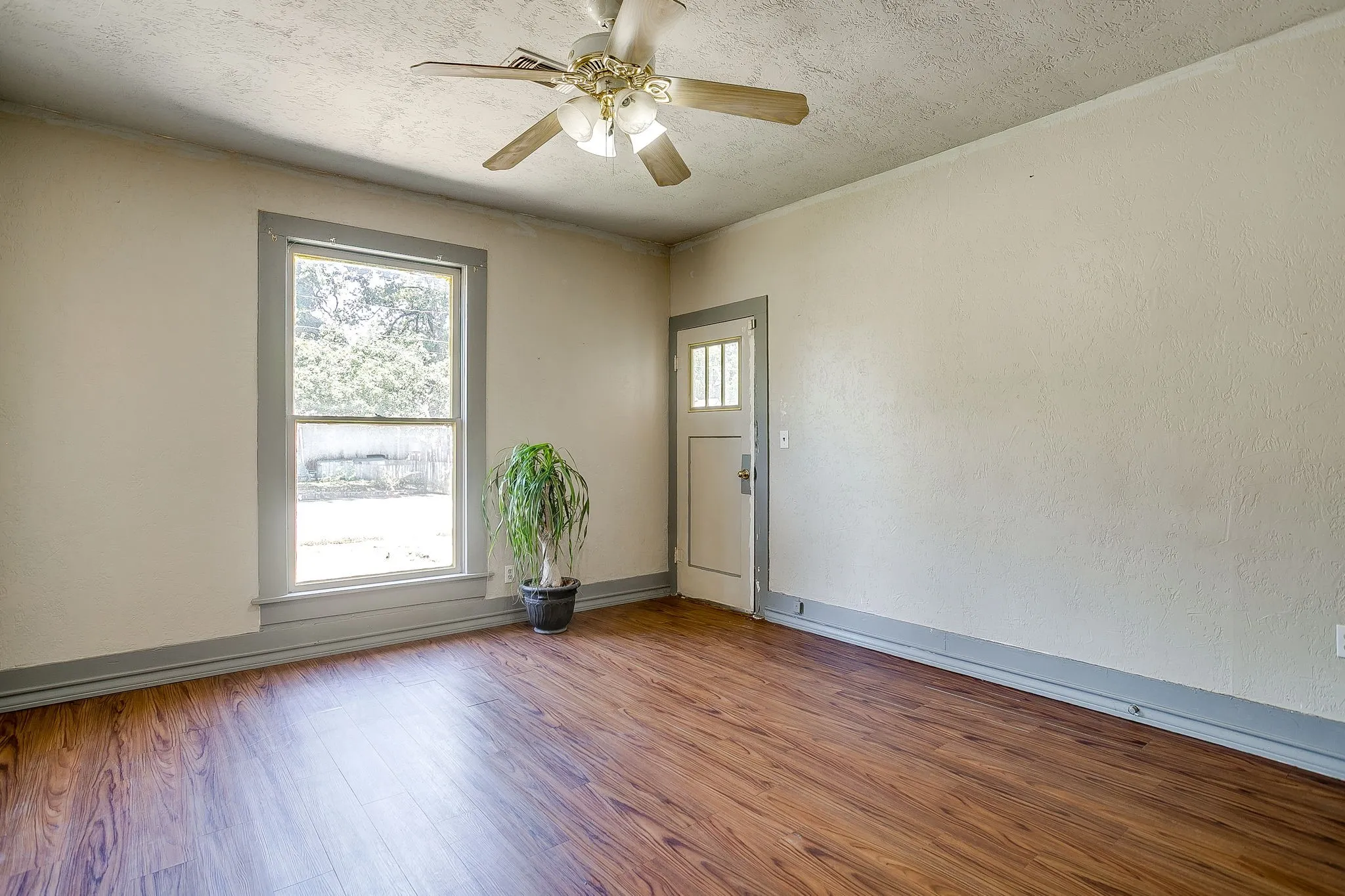 Single Family Residence For Sale in Parker County , 515 W Bridge Street, Weatherford, Texas 76086, 4 Bedroom, 3 Bathroom, 1 Garage spaces, 2,108 Sqft, built in 1895, mls#21360408, Real Estate Agent in Weatherford, Homes For Sale in Parker county, Homes For Sale in Weatherford, Realtor in Weatherford Texas, Real Estate Brokerage Independent Realty Texas, Luminita Cordes Realtor