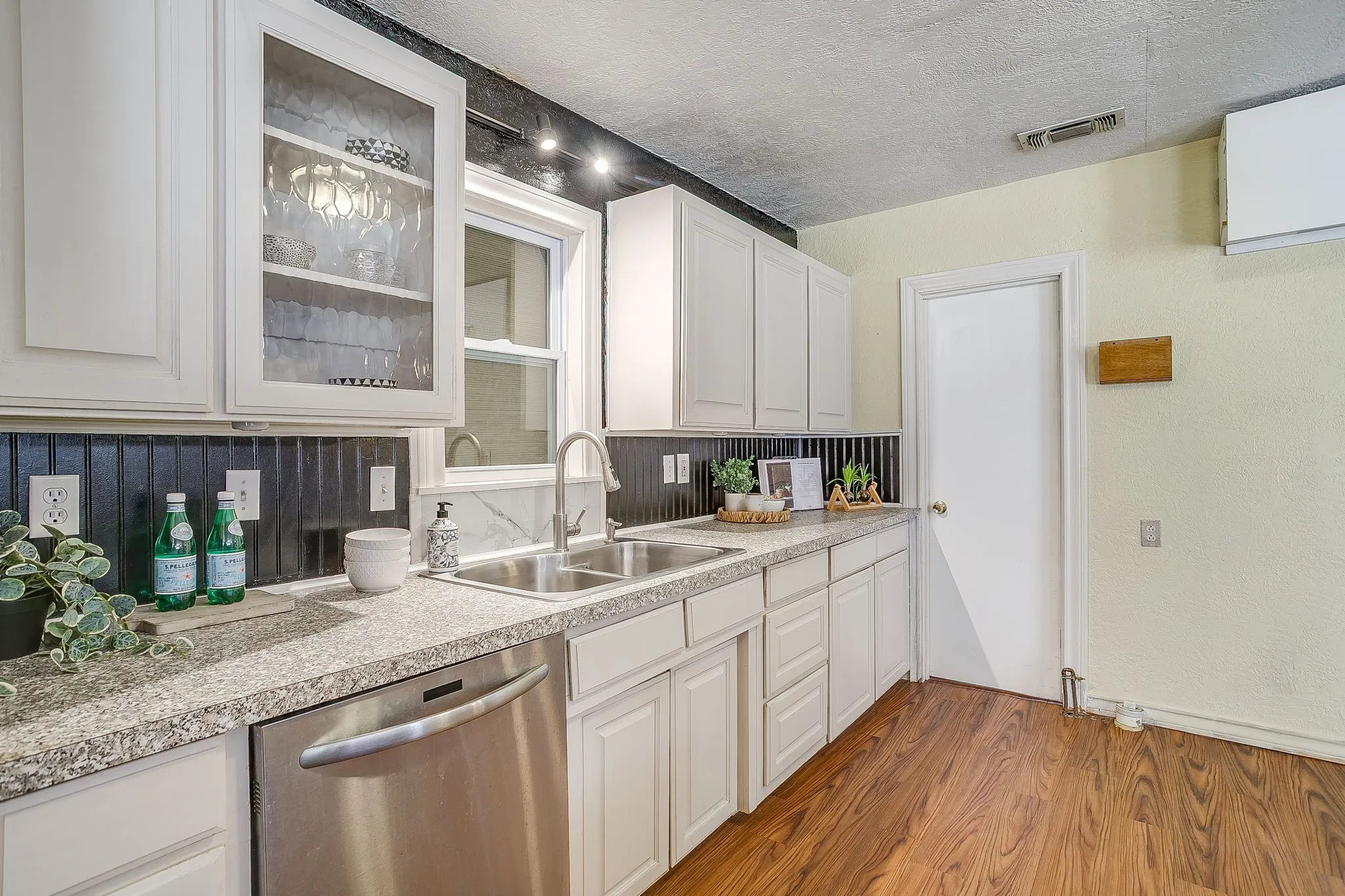 Single Family Residence For Sale in Parker County , 515 W Bridge Street, Weatherford, Texas 76086, 4 Bedroom, 3 Bathroom, 1 Garage spaces, 2,108 Sqft, built in 1895, mls#21360408, Real Estate Agent in Weatherford, Homes For Sale in Parker county, Homes For Sale in Weatherford, Realtor in Weatherford Texas, Real Estate Brokerage Independent Realty Texas, Luminita Cordes Realtor
