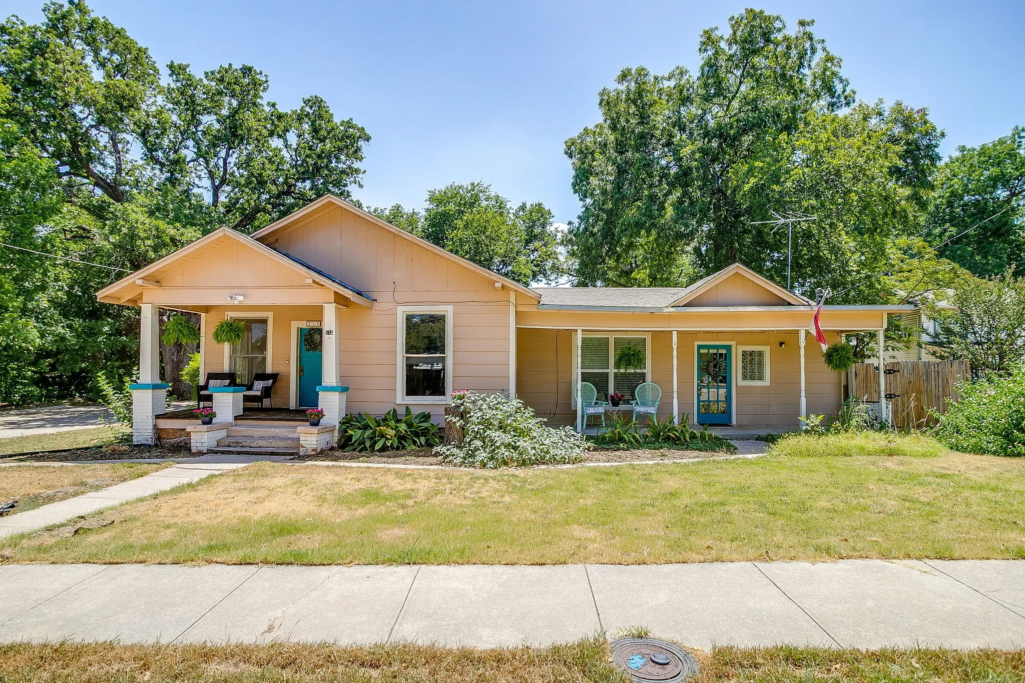 Single Family Residence For Sale in Parker County , 515 W Bridge Street, Weatherford, Texas 76086, 4 Bedroom, 3 Bathroom, 1 Garage spaces, 2,108 Sqft, built in 1895, mls#21360408, Real Estate Agent in Weatherford, Homes For Sale in Parker county, Homes For Sale in Weatherford, Realtor in Weatherford Texas, Real Estate Brokerage Independent Realty Texas, Luminita Cordes Realtor